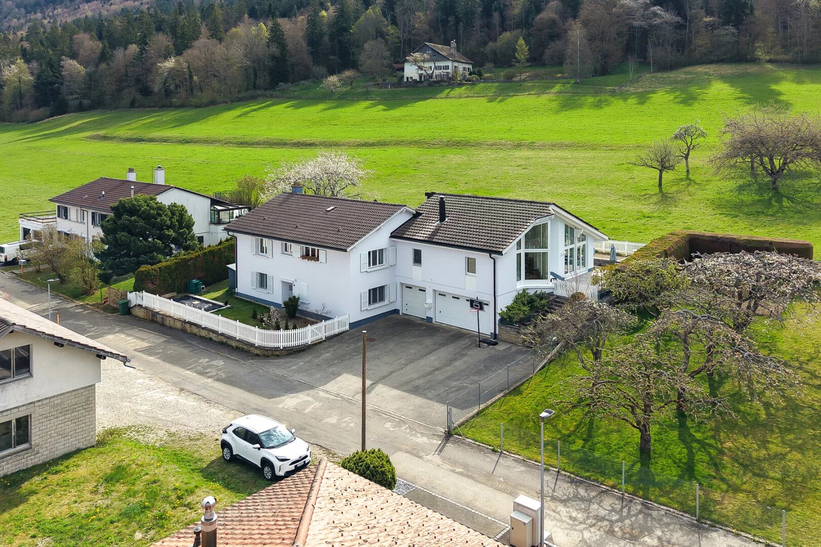 Villa d’exception avec piscine intérieure, terrasses panoramiques et écrin de verdure