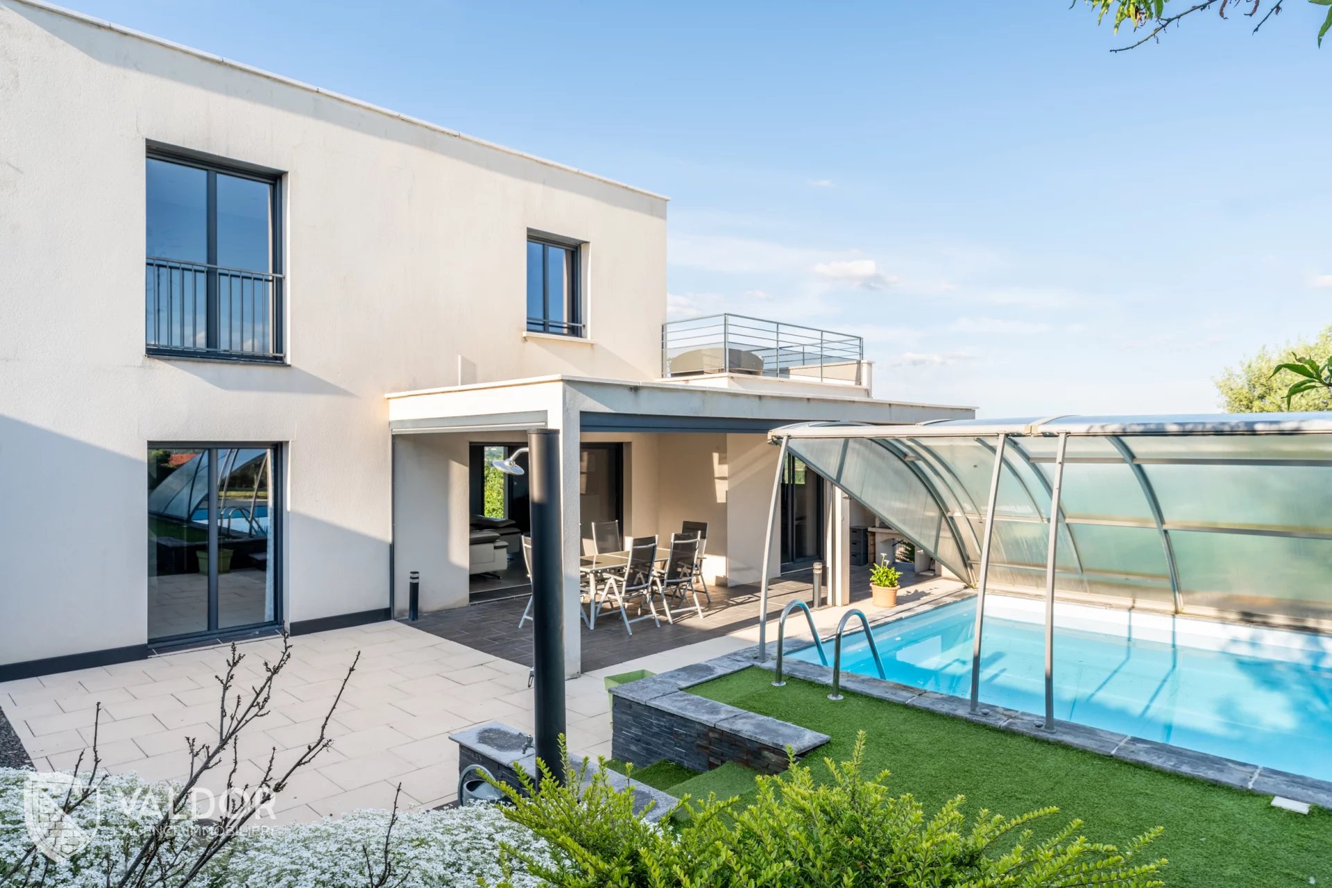 MAISON CONTEMPORAINE avec vue panoramique sur la chaîne des Alpes