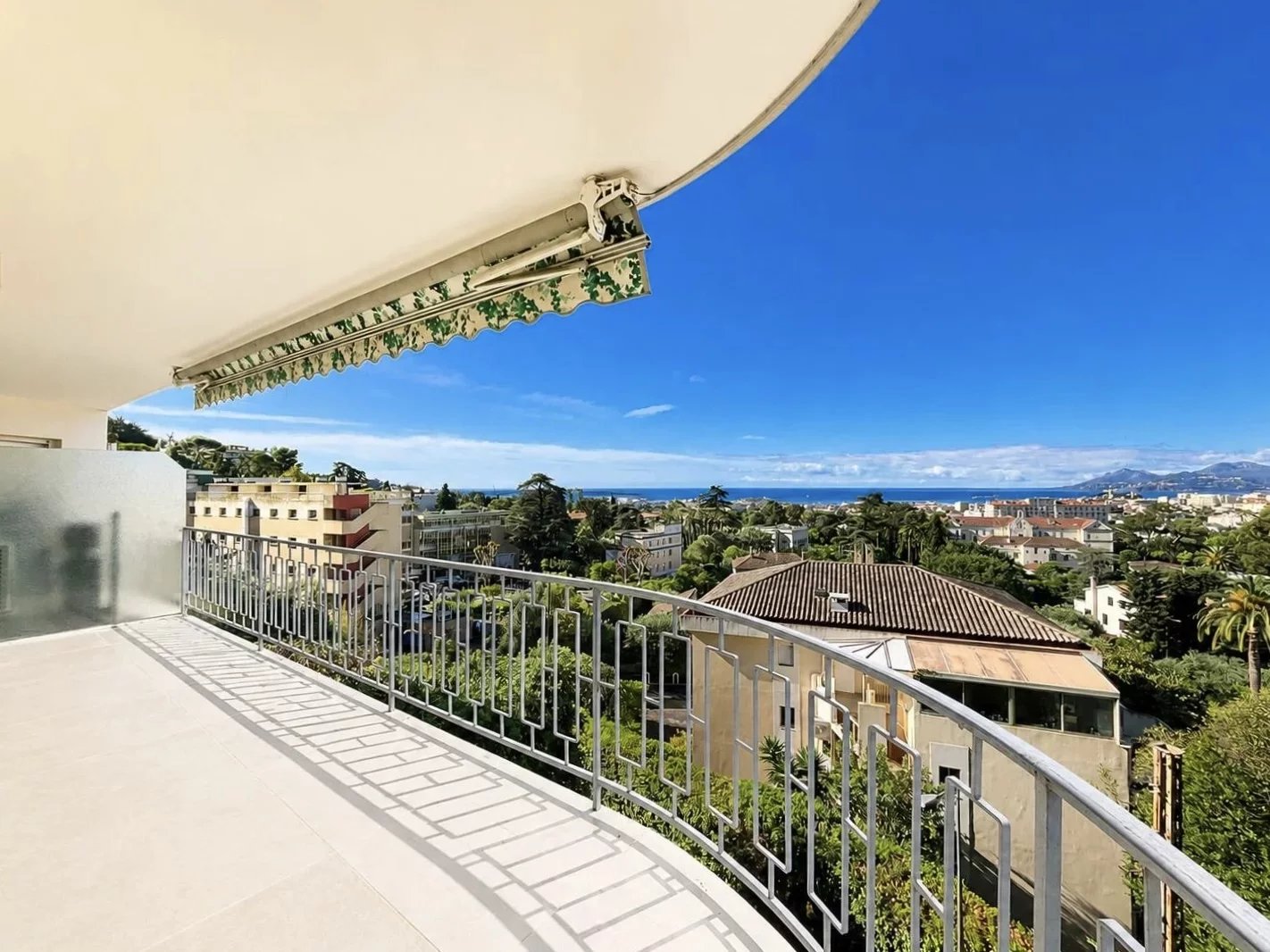 Magnificent 3-room Sea View Fully Renovated Oxford