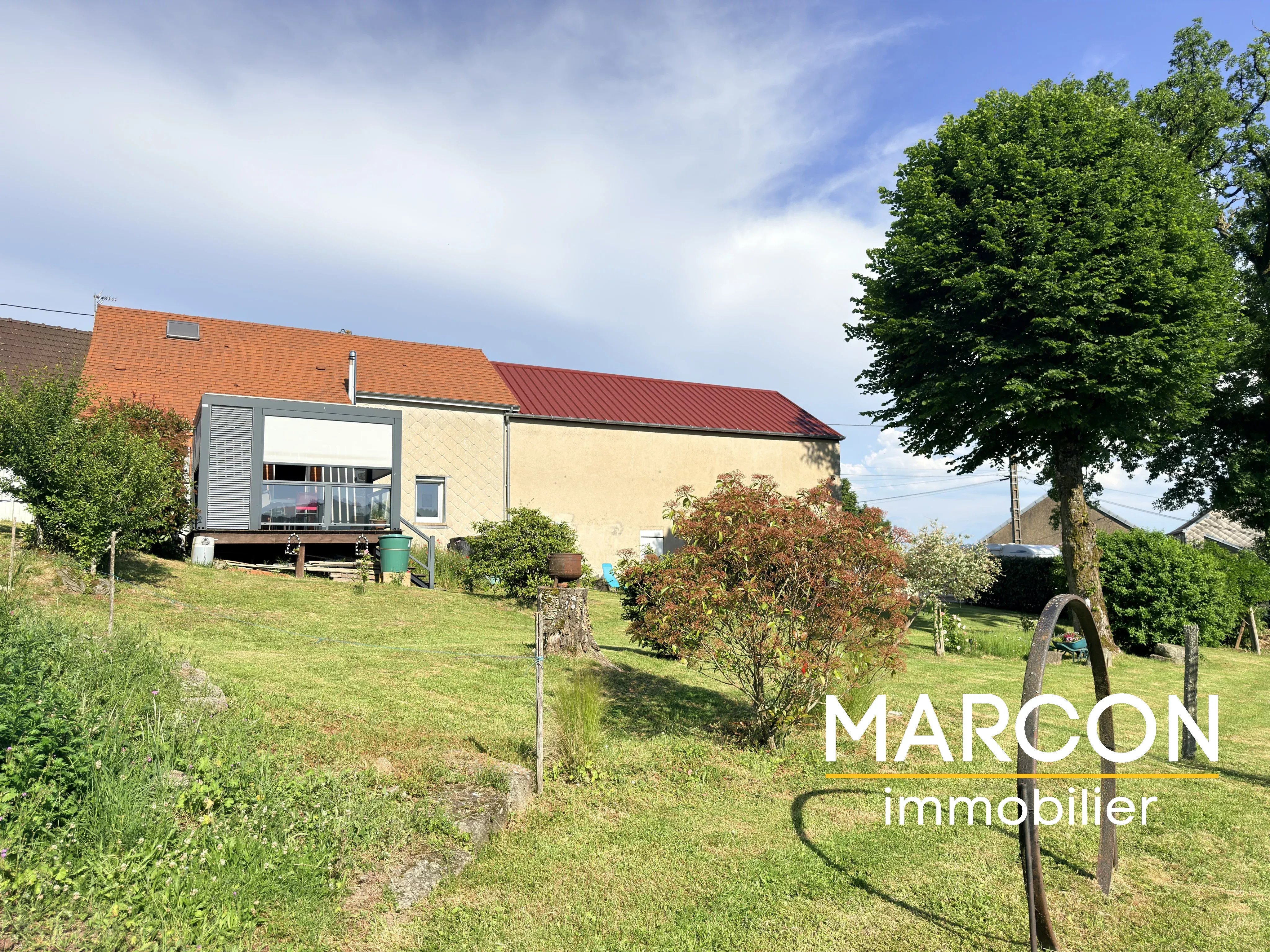 Maison rénovée avec grange attenante, vue panoramique sur 8649 m² de terrain