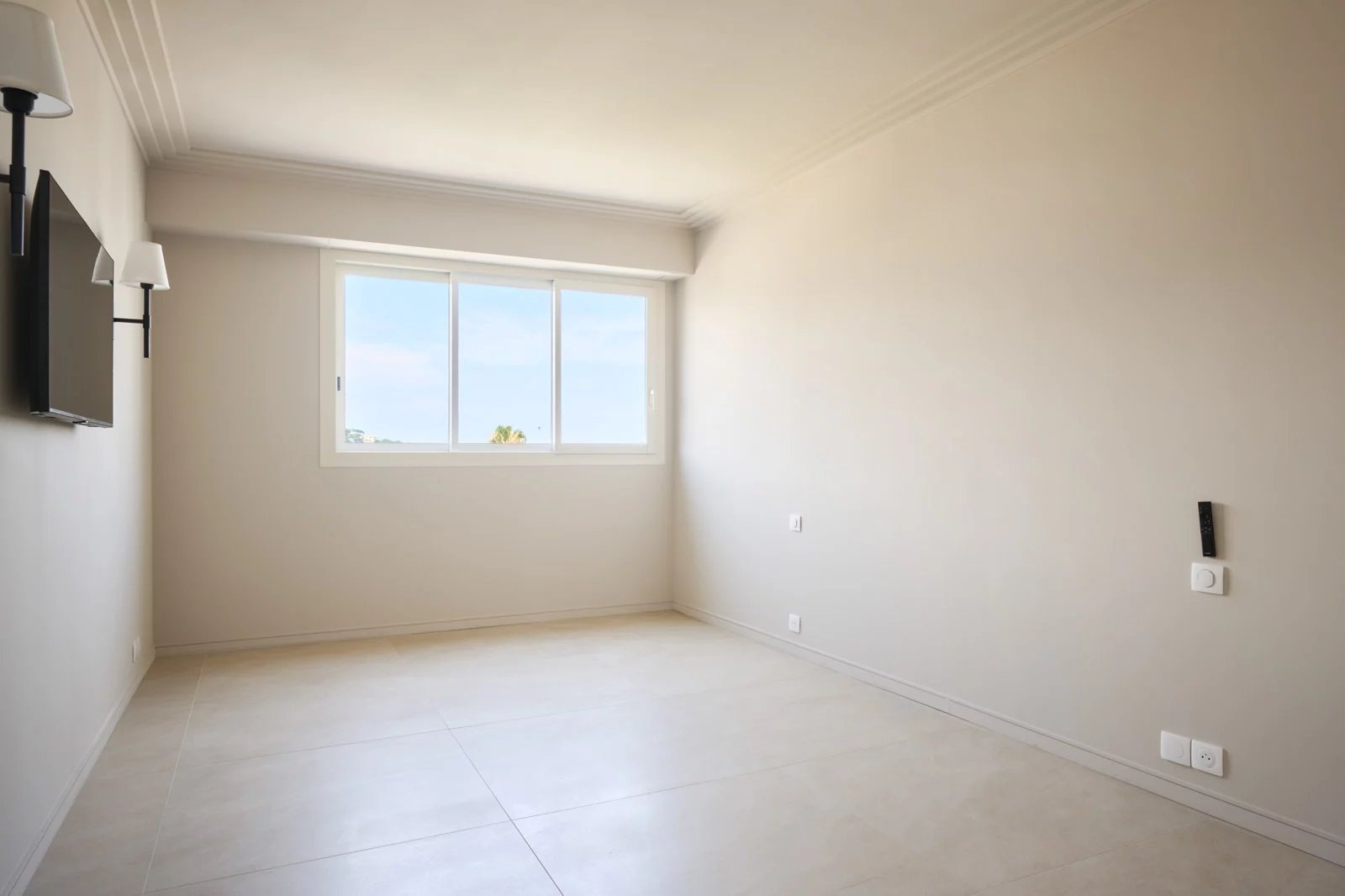  Image of Apartment - 2 Bedrooms - 1 Bathrooms for Sale in Alpes-Maritimes-Cannes-France, Image 13