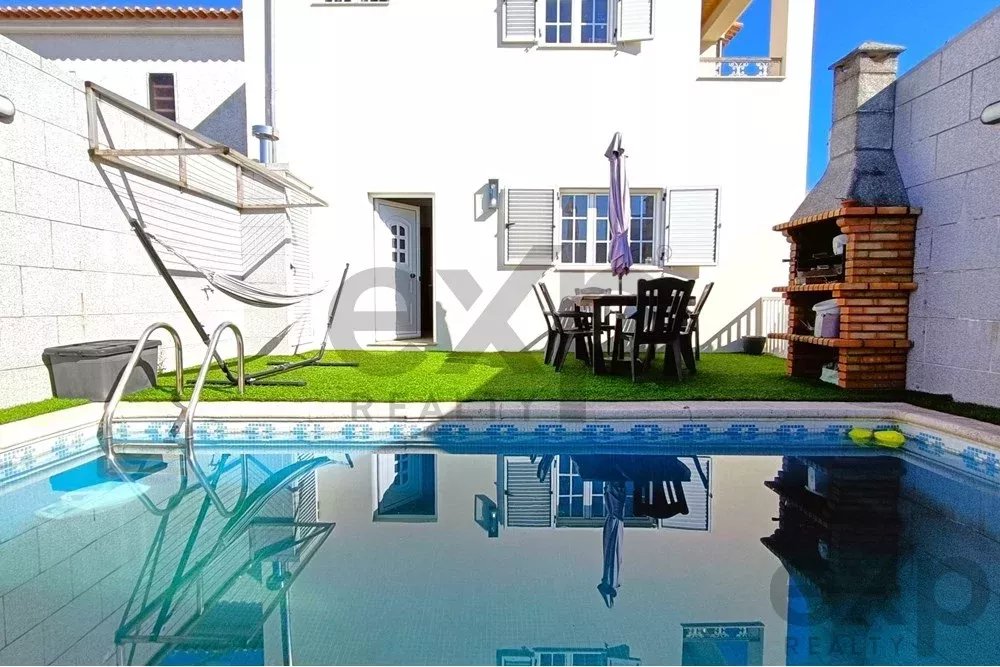 🏡 Fantástica Moradia T3 em Ramalde – Piscina, três Frentes e três Pisos!