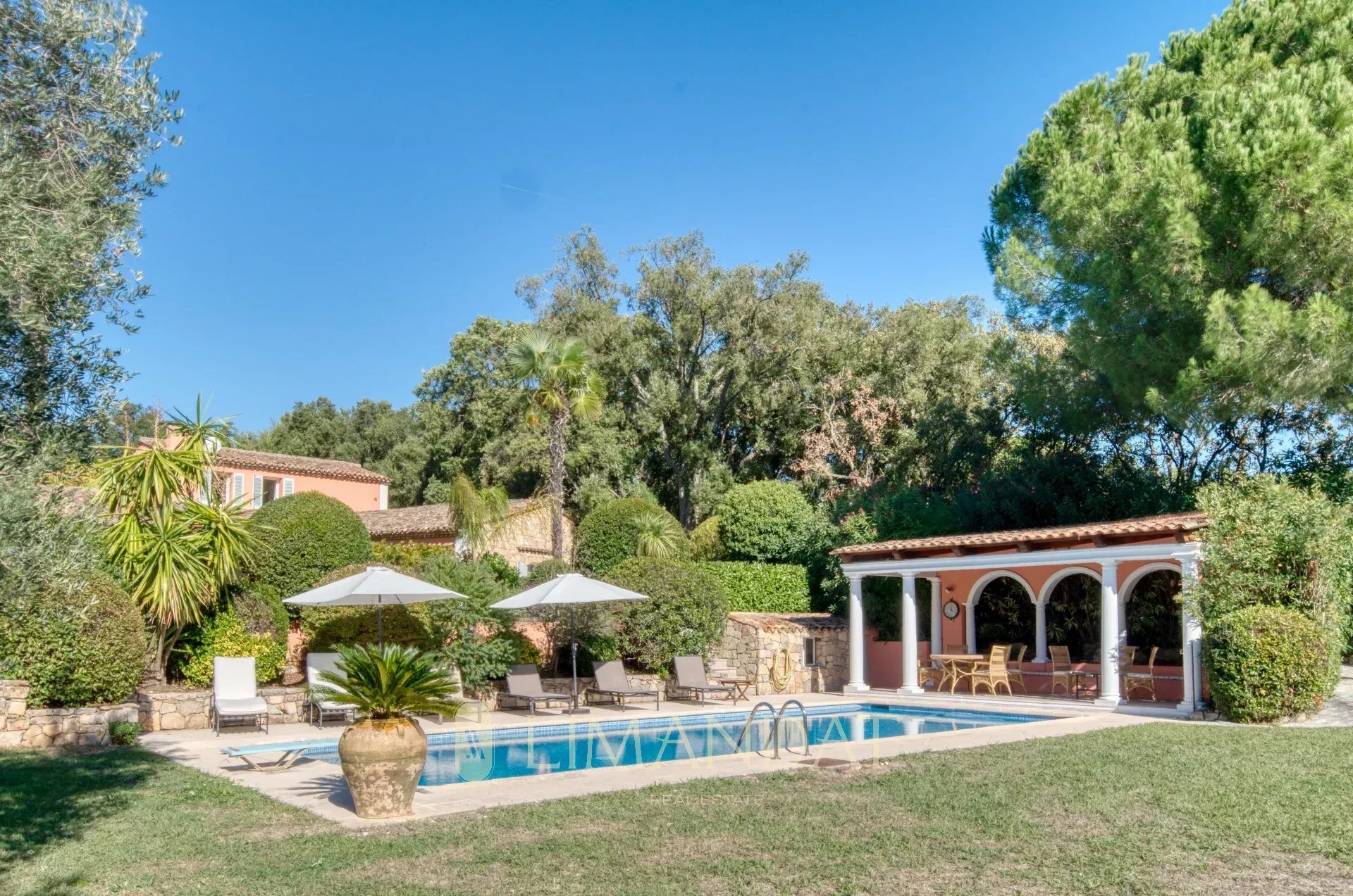 240 m² villa - 5000 m² land - Swimming pool - Garage -