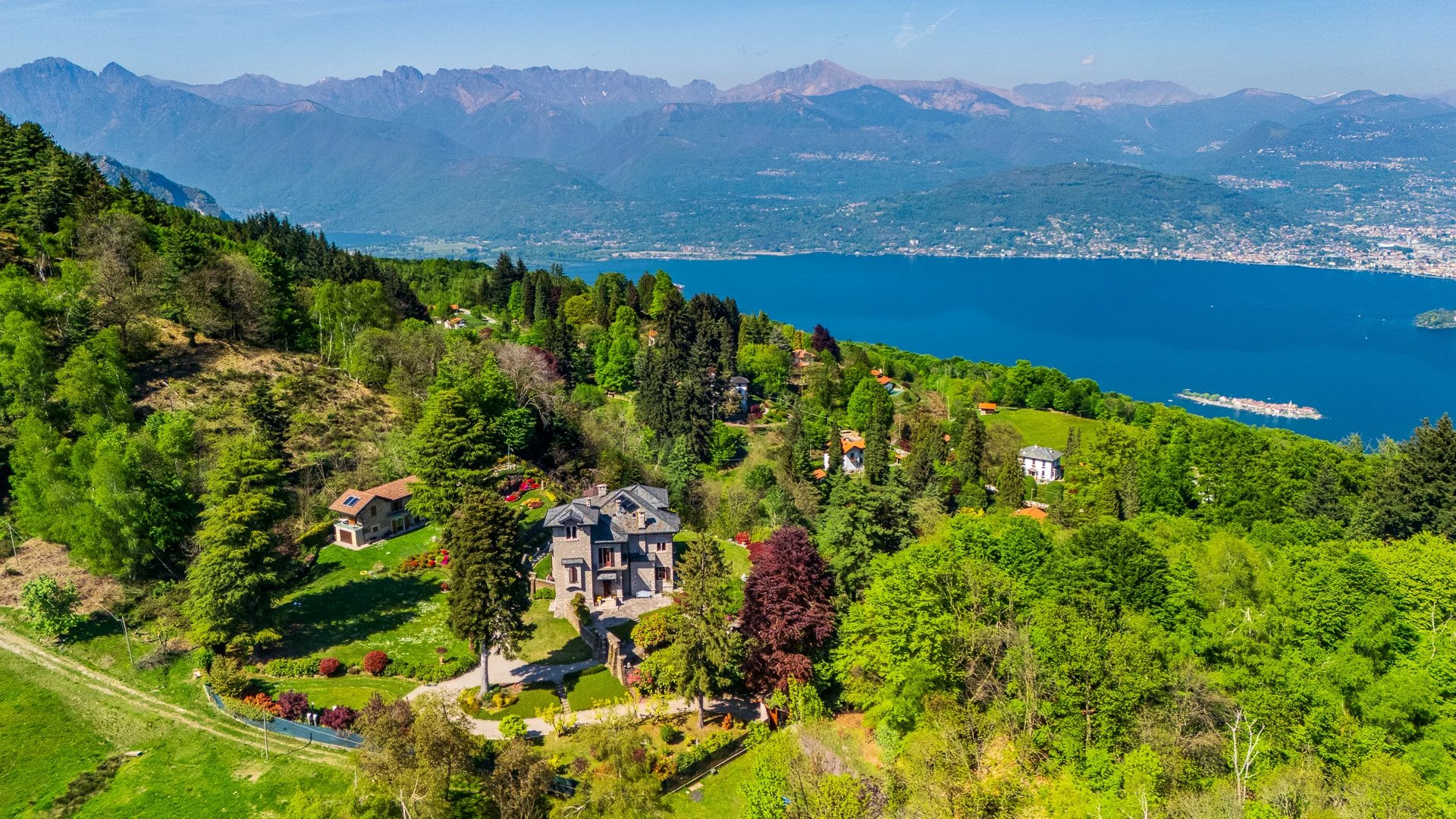 Villa panoramica d’epoca con parco privato e vista lago a Stresa