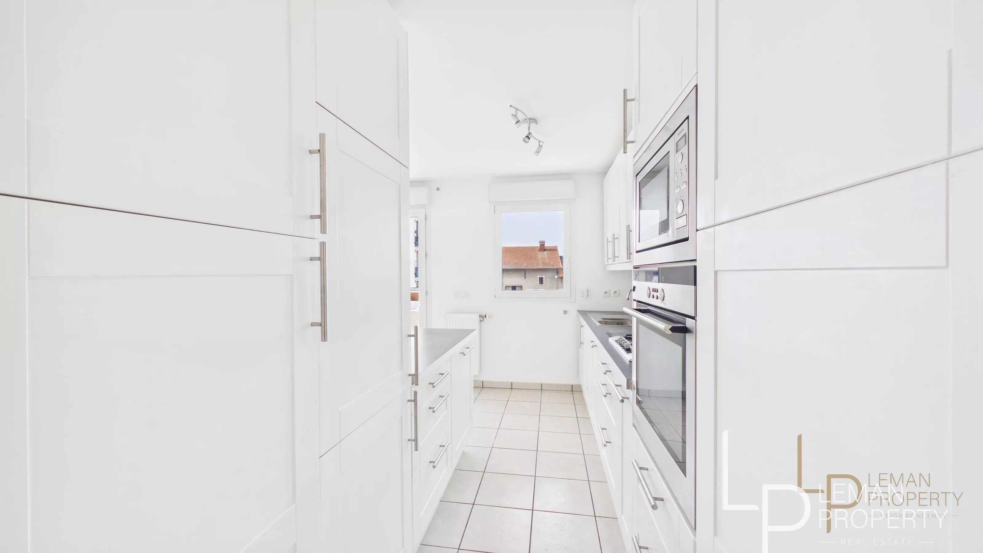  disponible à la vente à 