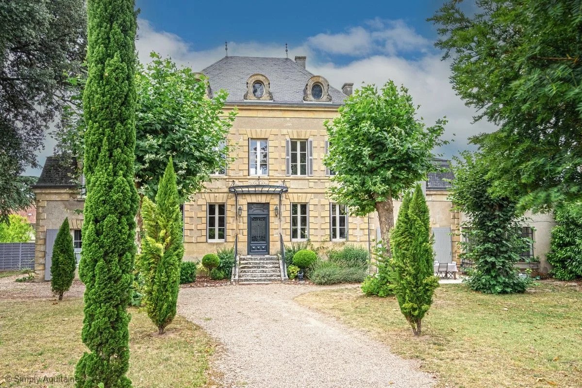 Manoir de 400m² au centre d'une jolie bastide avec piscine