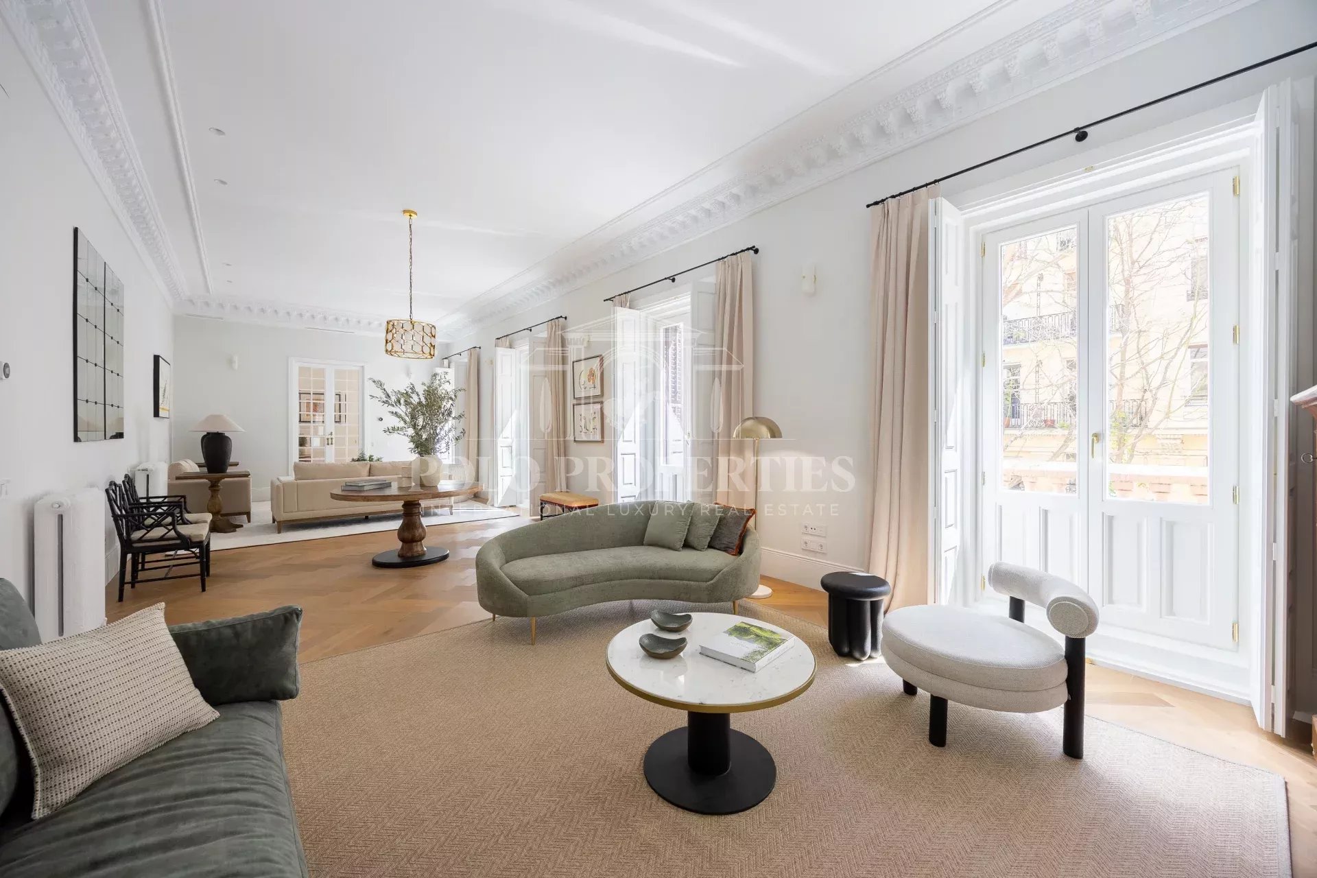 Elegance and exclusivity steps from El Prado
