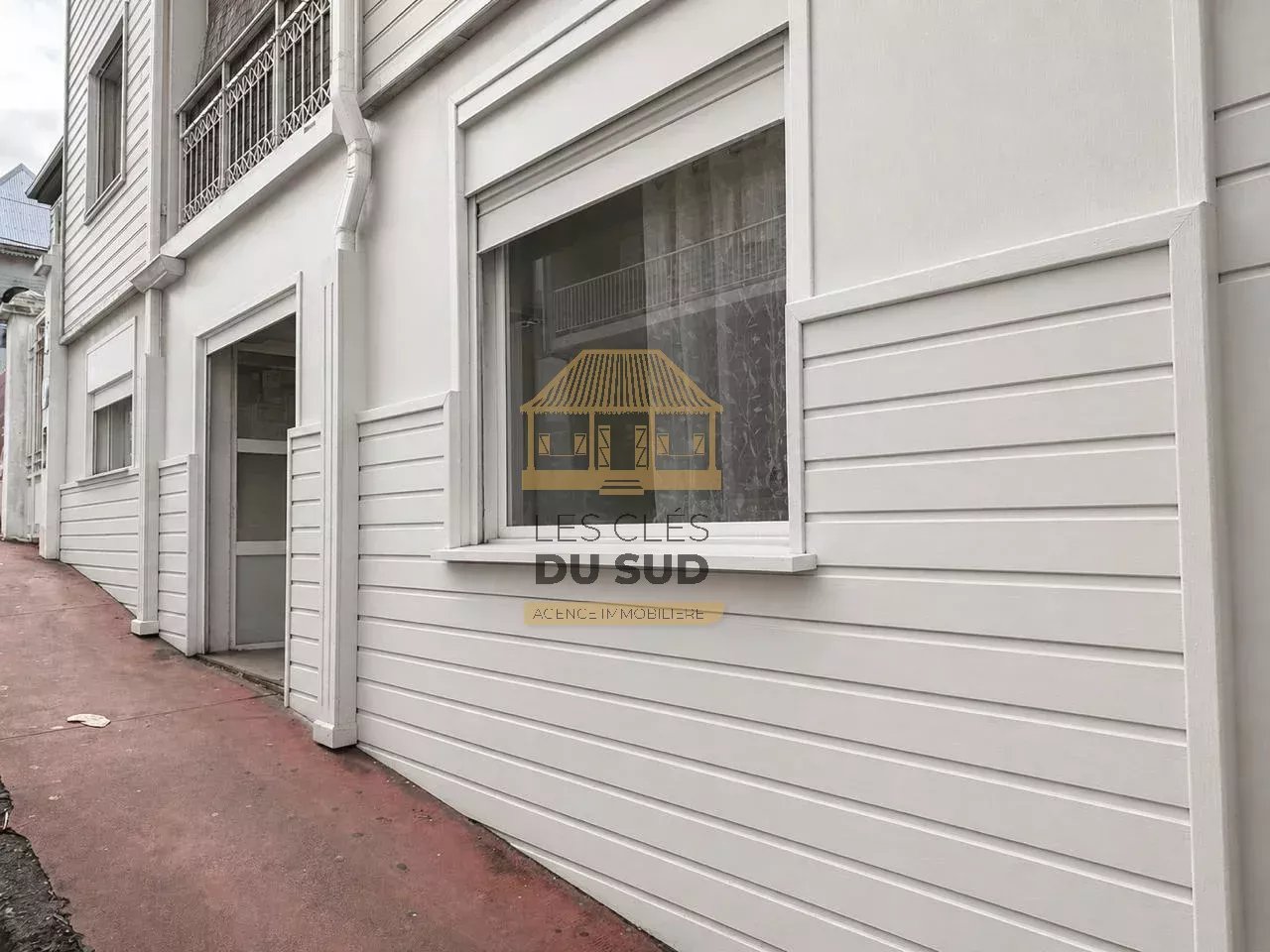 A VENDRE - CENTRE-VILLE DE SAINT-PIERRE LOCAL COMMERCIAL/ PROFESSIONNEL DE 79,24 M² ENVIRON - 335 000 €