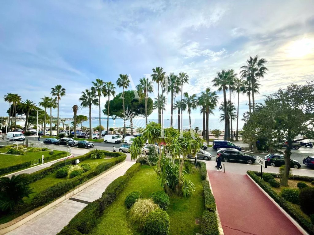 Apartment for sale in Cannes — Cannes Croisette - 3-room flat of 57 m2 - Sea view
