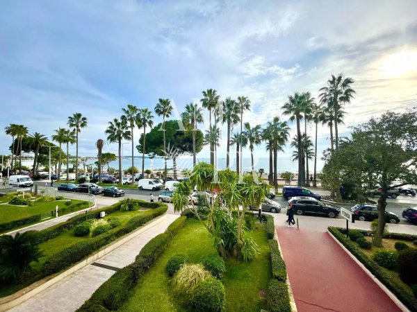 Cannes Croisette - 3-room flat of 57 m2 - Sea view — photo 1