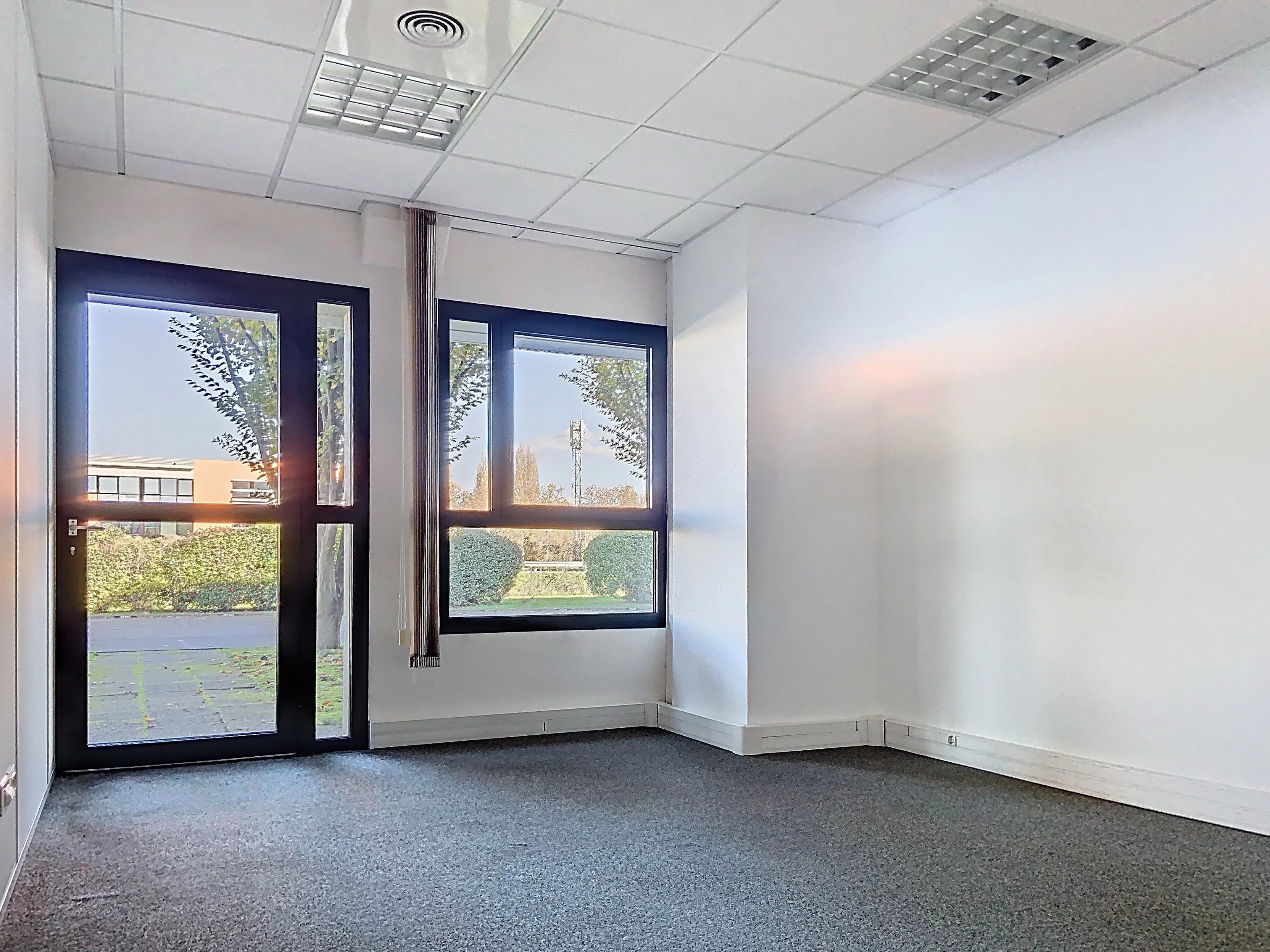 Entzheim Aéroparc, locaux professionnels de 1 573m2