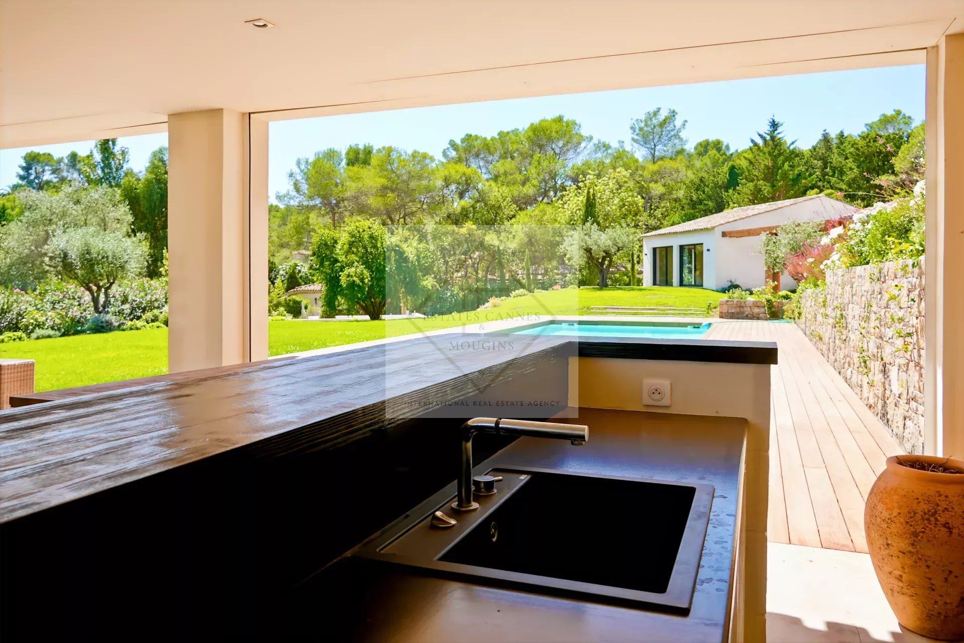 Villa neuve contemporaine de plain-pied dans un domaine de prestige à Mougins — photo 5