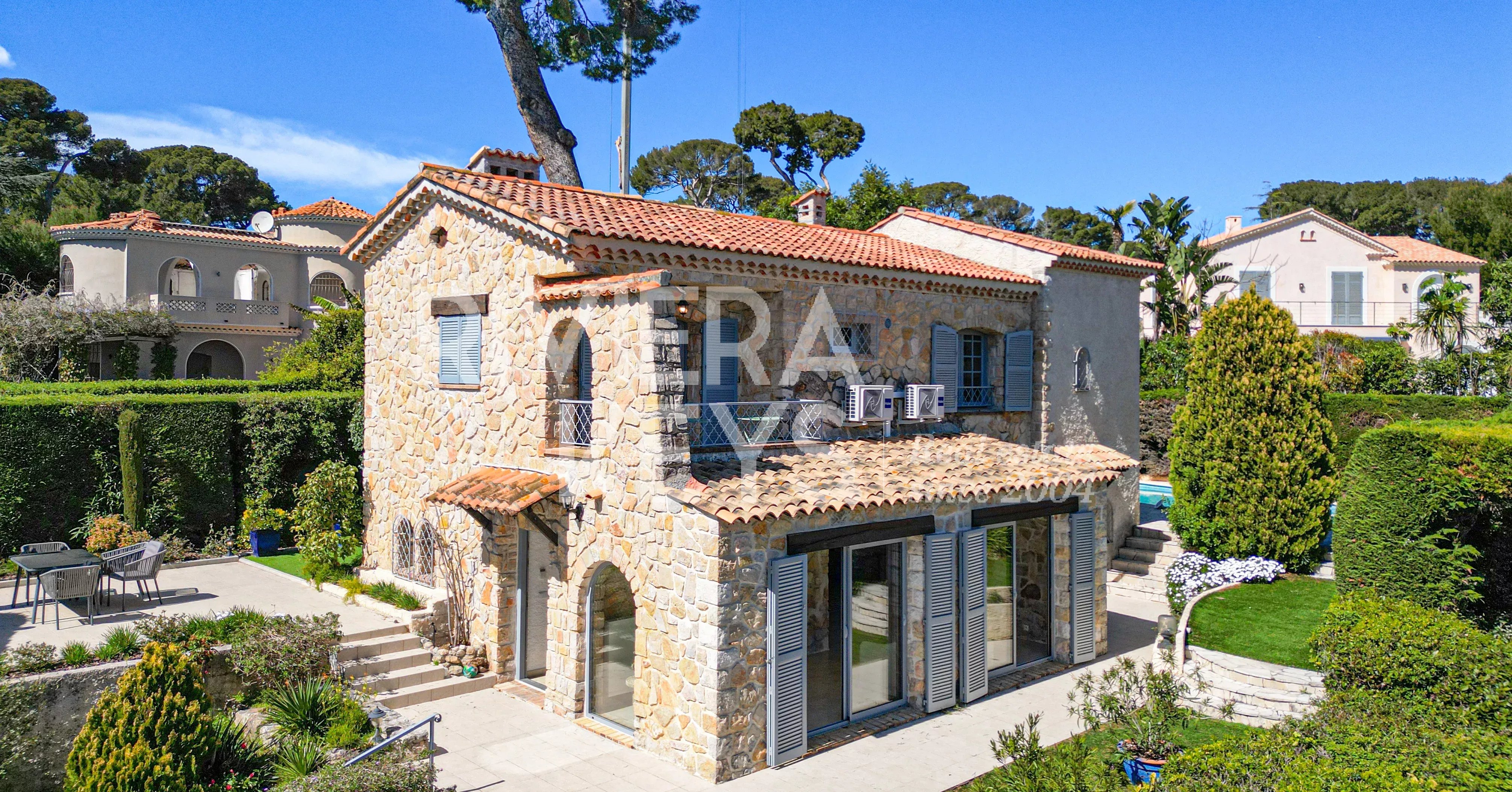 CAP D’ANTIBES – Garoupe: Natursteinvilla mit Pool und herrlichem Meerblick, strandnah