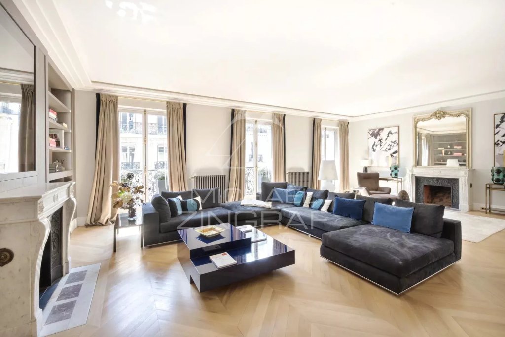 Apartment for sale in Paris — Luxury Paris 8th Apartment | Golden Triangle 3-Suite Family Estate