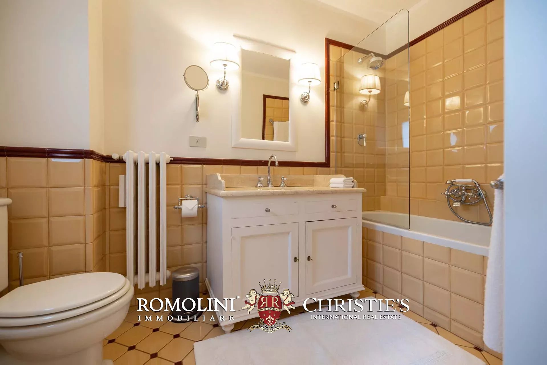 PRACHTVOLLER RESTAURIERTER PALAZZO MIT BLICK AUF DAS HISTORISCHE ZENTRUM VON FLORENZ ZU VERKAUFEN