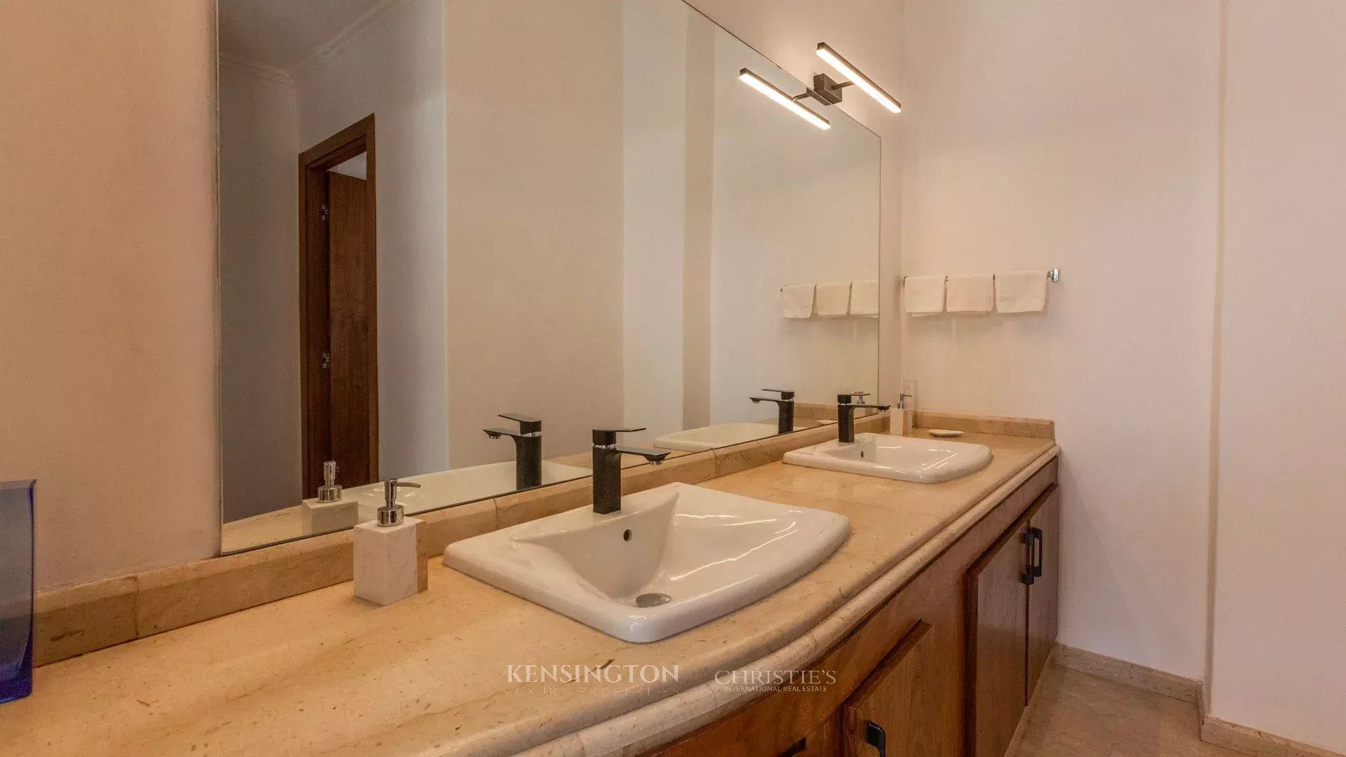 5 Bedroom Villa/Townhouse's Image 25