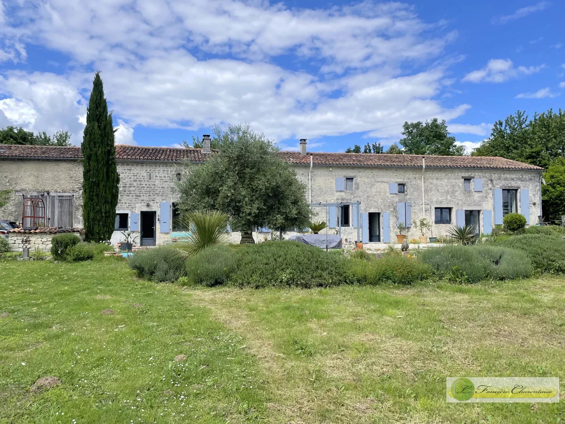 Un ensemble immobilier de charme aux multiples possibilités!