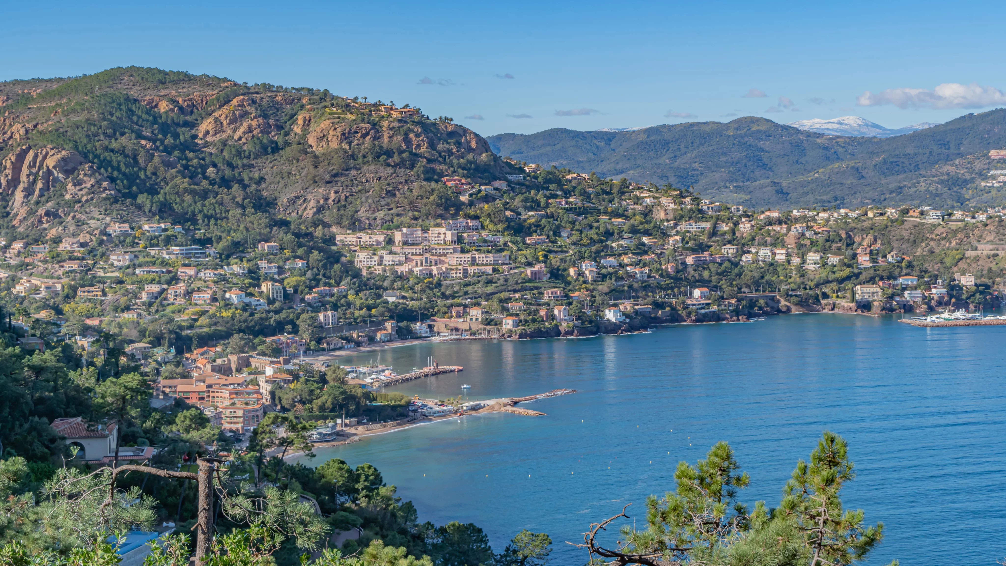 Propriété provençale en pierre, vue mer, environnement verdoyant