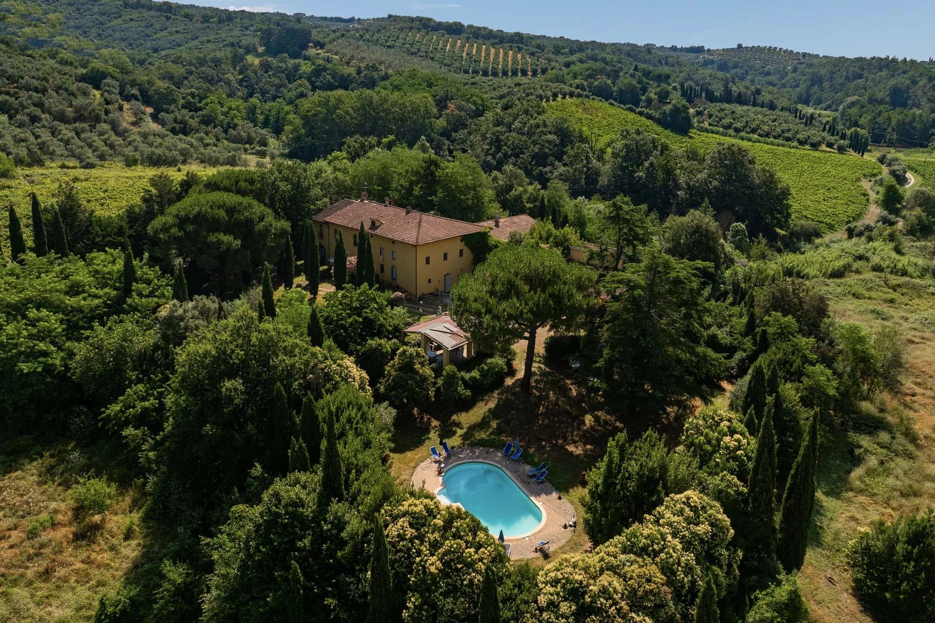 AGRITURISMO CON PISCINA, VIGNETO E VISTA PANORAMICA IN VENDITA IN TOSCANA