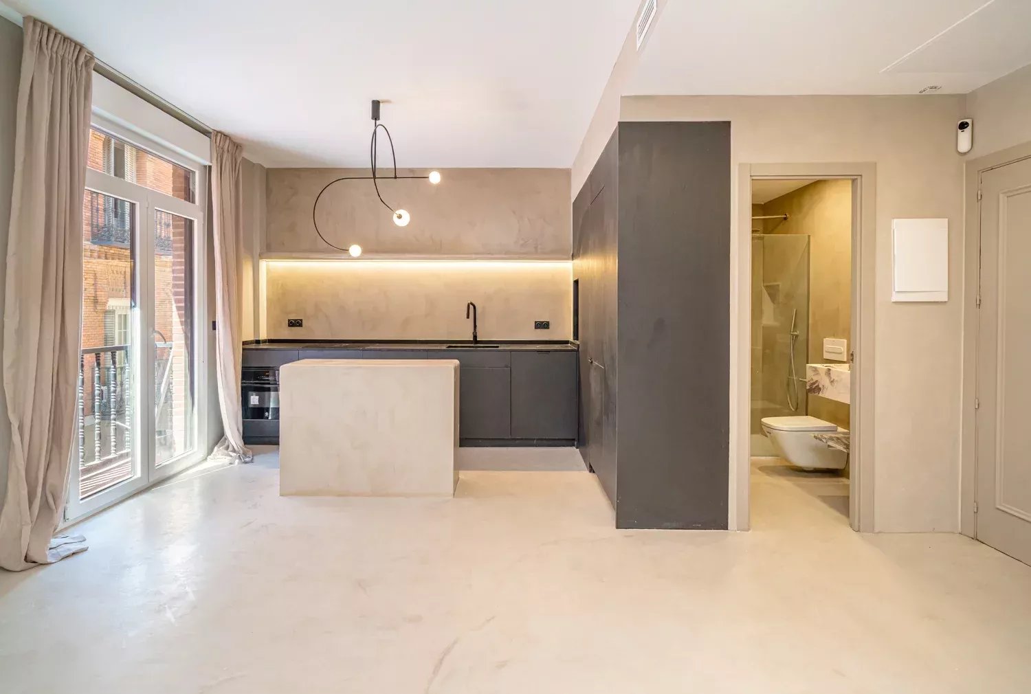 Bright, Renovated Property with 3 Balconies and Parking in Justicia