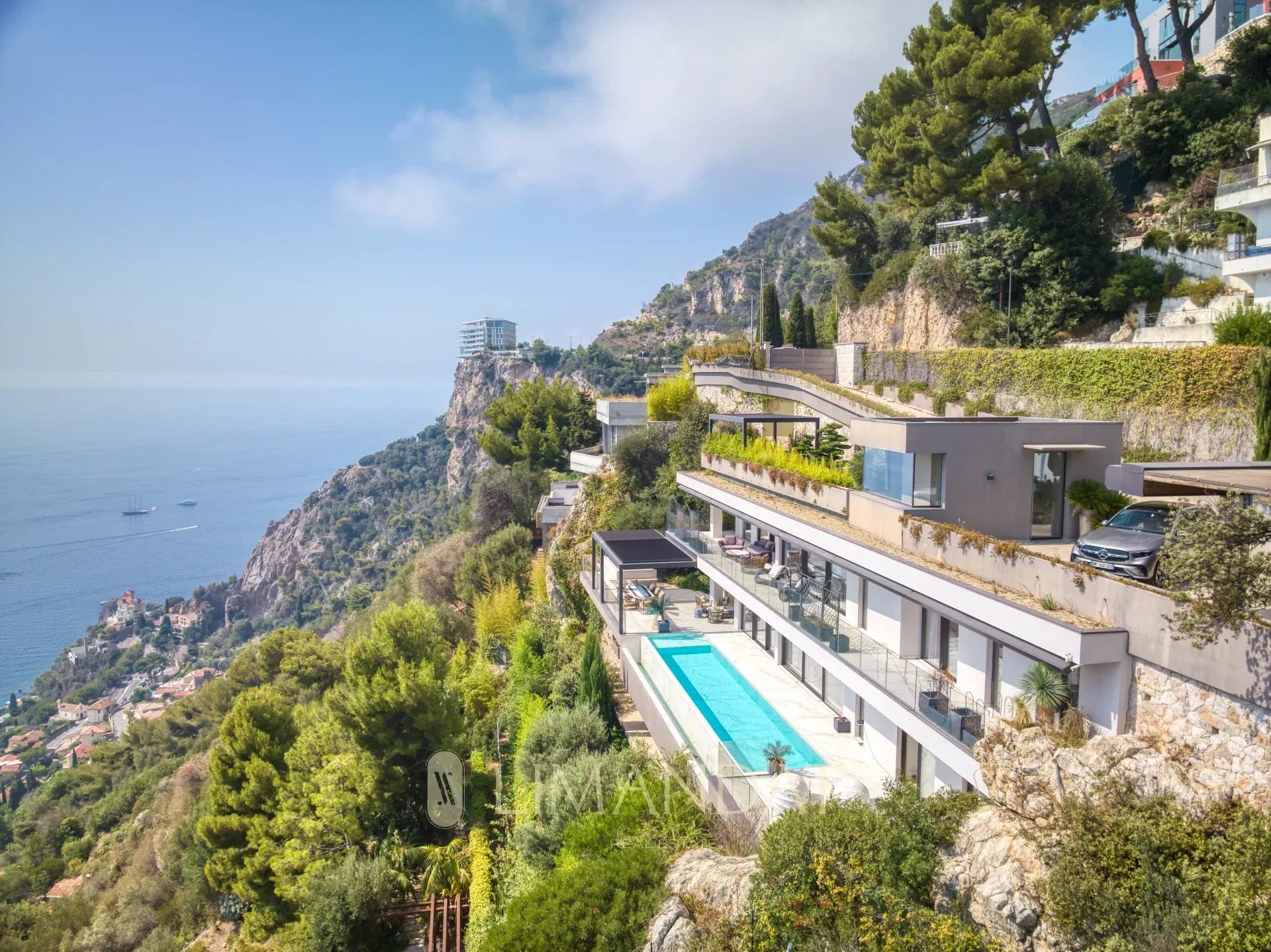 Roquebrune Cap Martin - Villa contemporaine 570 m2 terrain 3 780 m2 piscine chauffée garage parkings