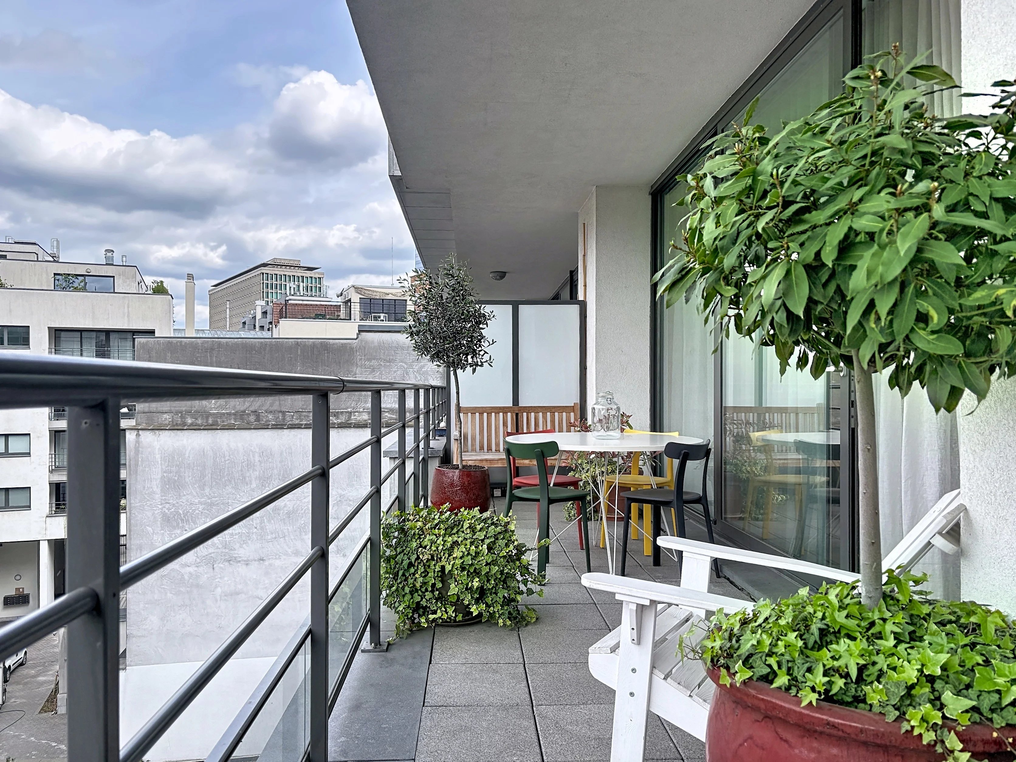 Brussel centrum – Groot gerenoveerd appartement – terras en hoge plafonds