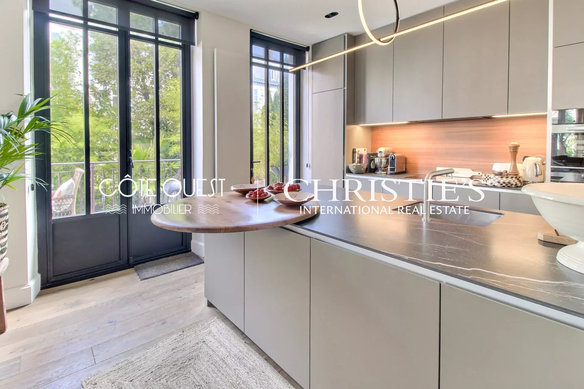 6 Bedroom Villa/Townhouse's Image 3