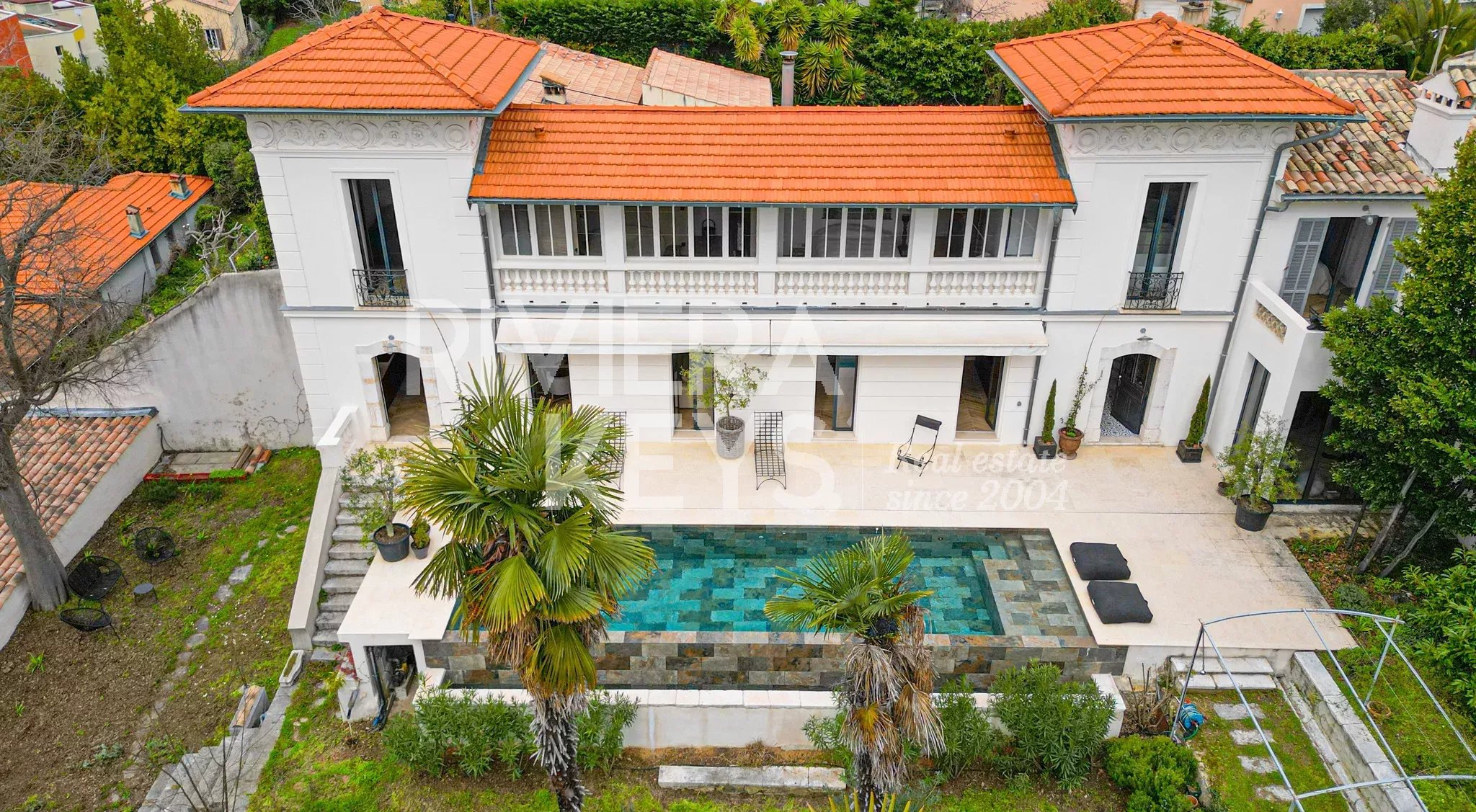 VENCE : Propriété de charme avec piscine, à pied du centre-ville, au calme