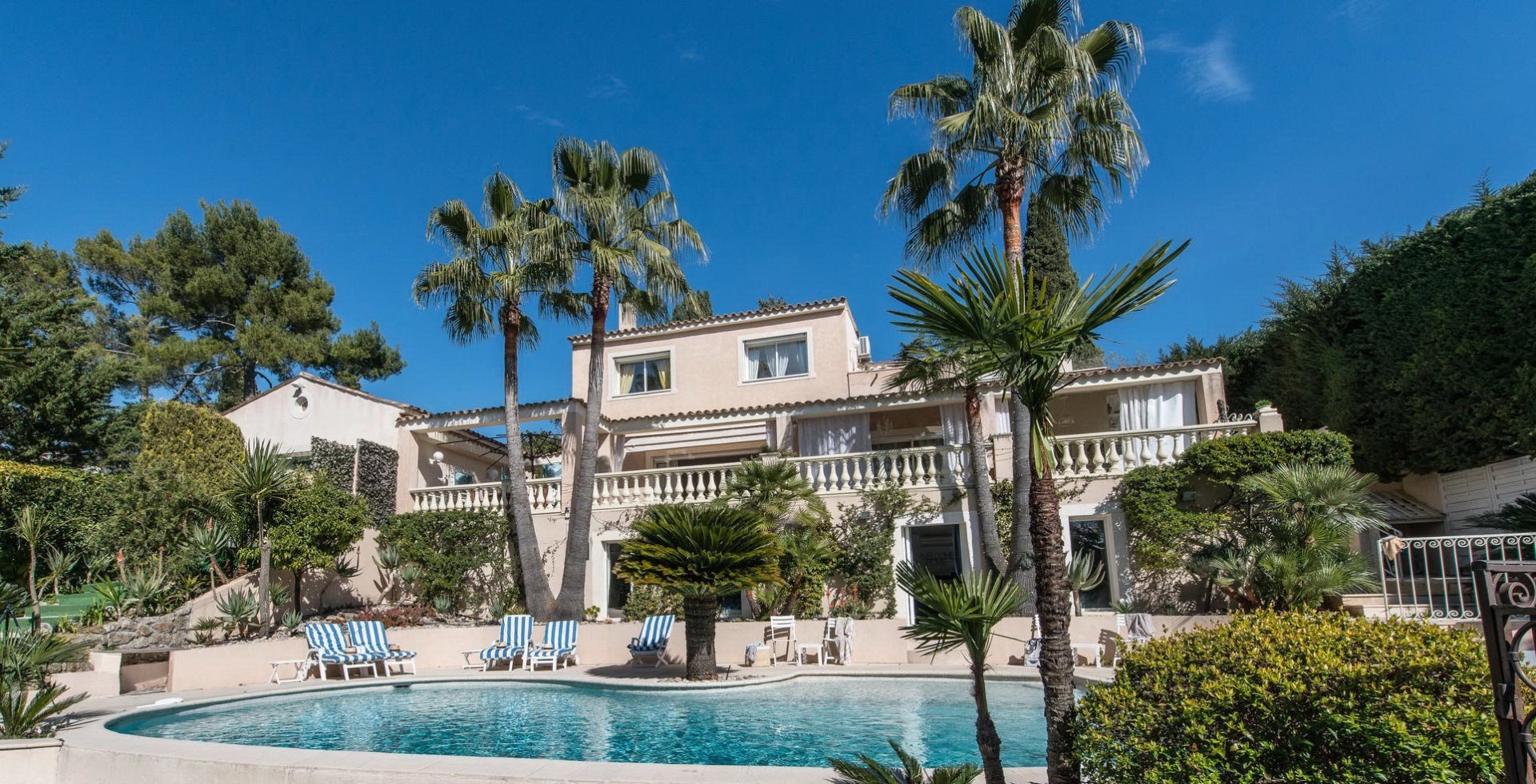 ANTIBES VILLA 5 *****