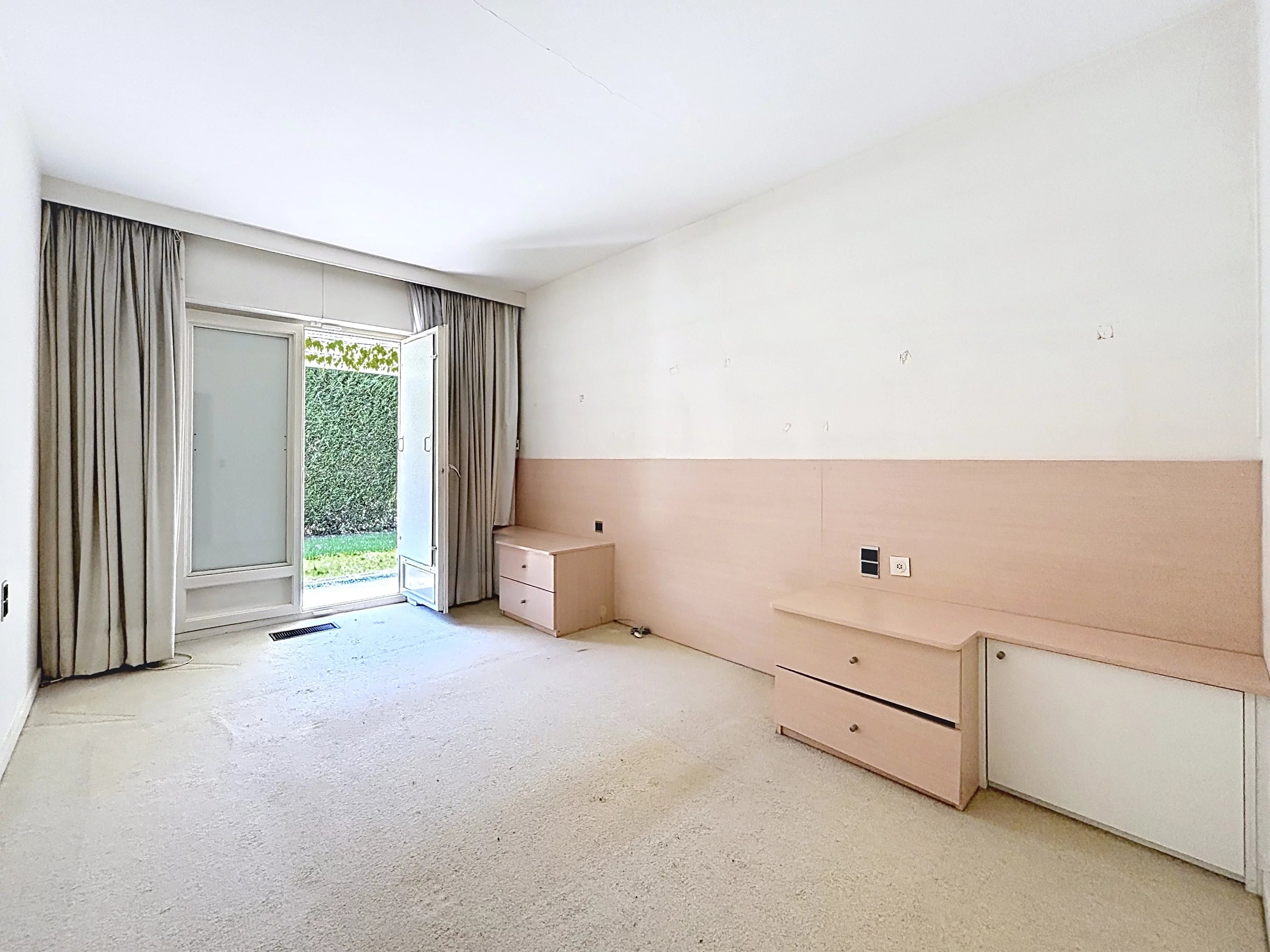 Ukkel - Prins van Oranje - Gelijkvloerse villa op een groot perceel