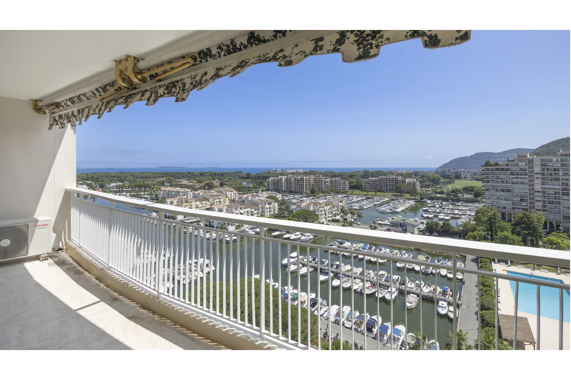BRIGHT APARTMENT WITH SUPERB SEA VIEW
