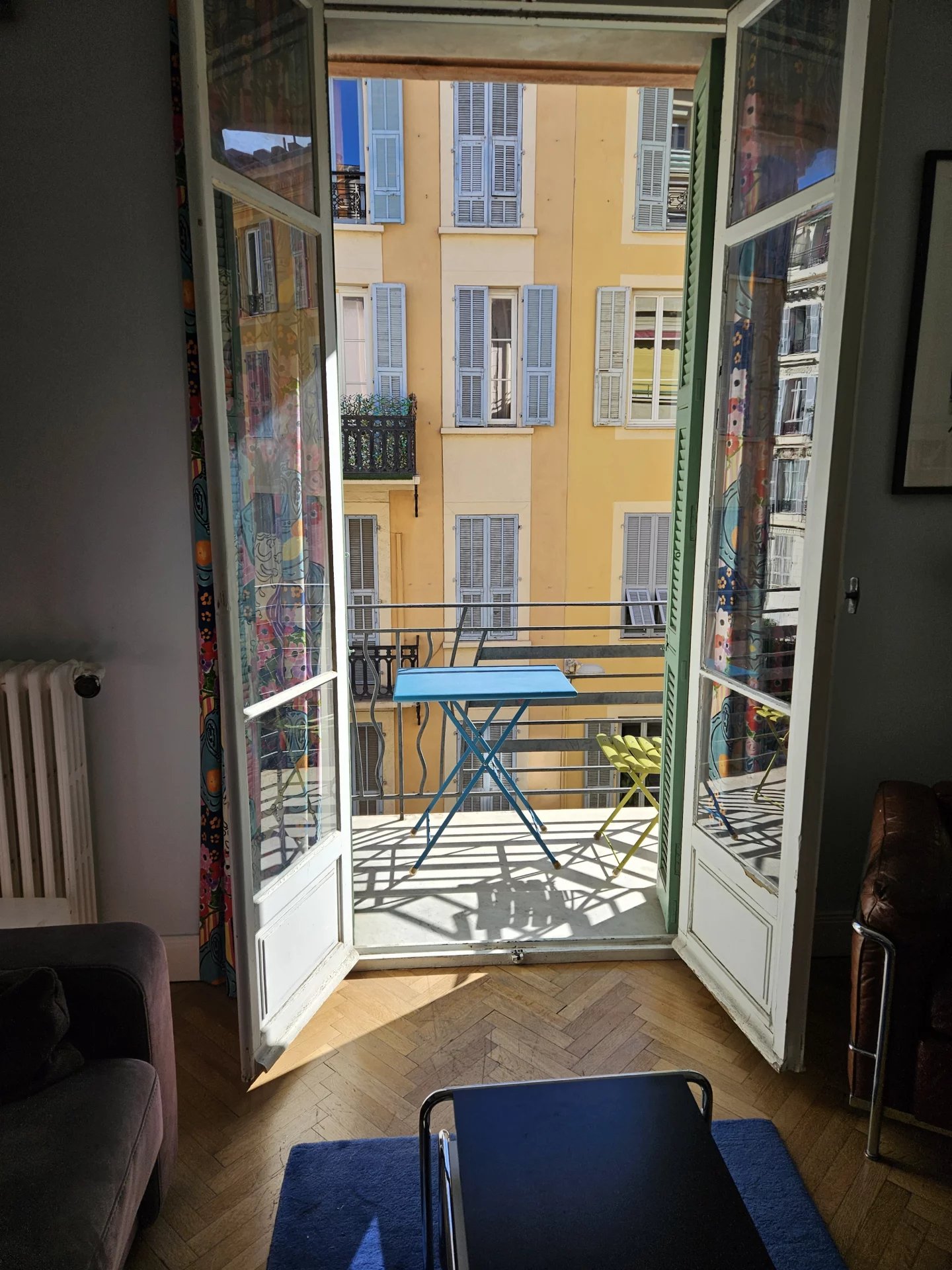 Spacious 2 room apartment in popular Carré d'Or