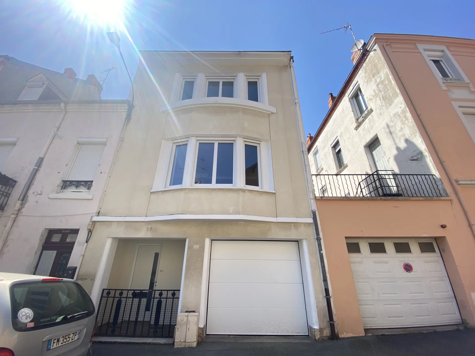 03200 VICHY -  MAISON DE VILLE 3 PIÈCES AVEC  PATIO ET GARAGE