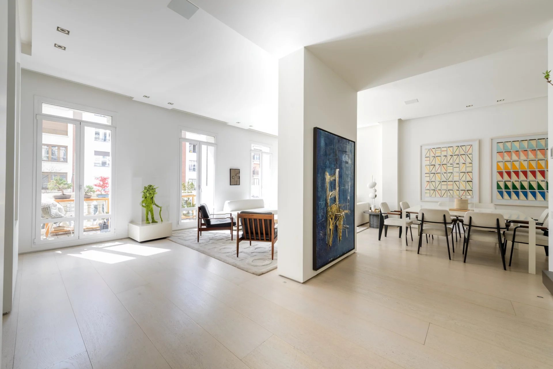 Living a stone's throw from the Retiro in a Monumental Building