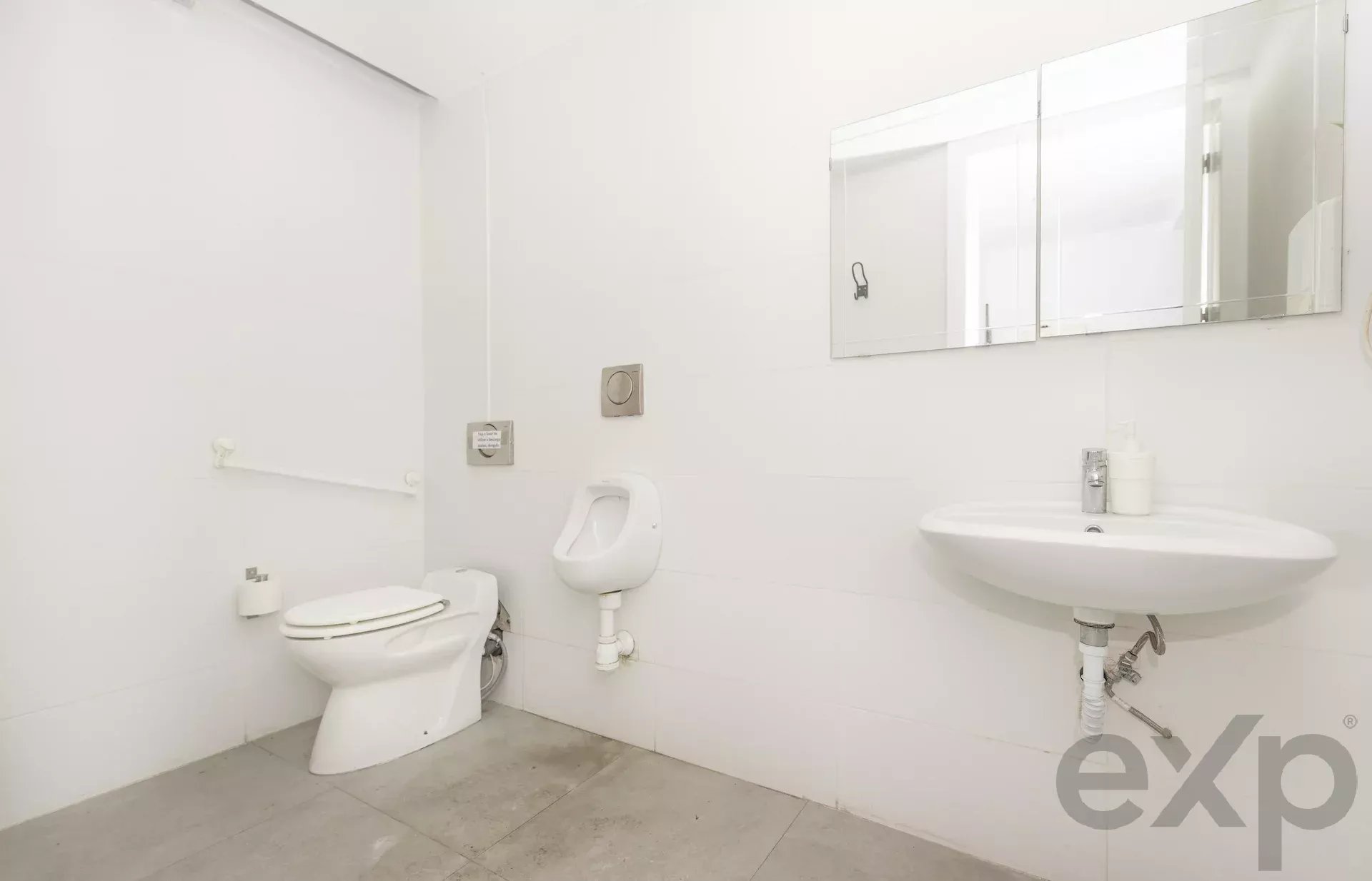 Prestigious shop adjacent to Chiado 87016877 image 15