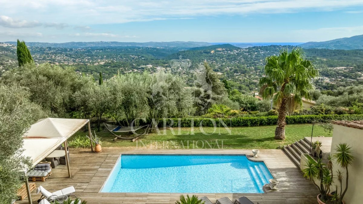 Single-story villa with panoramic views in Le Tignet
