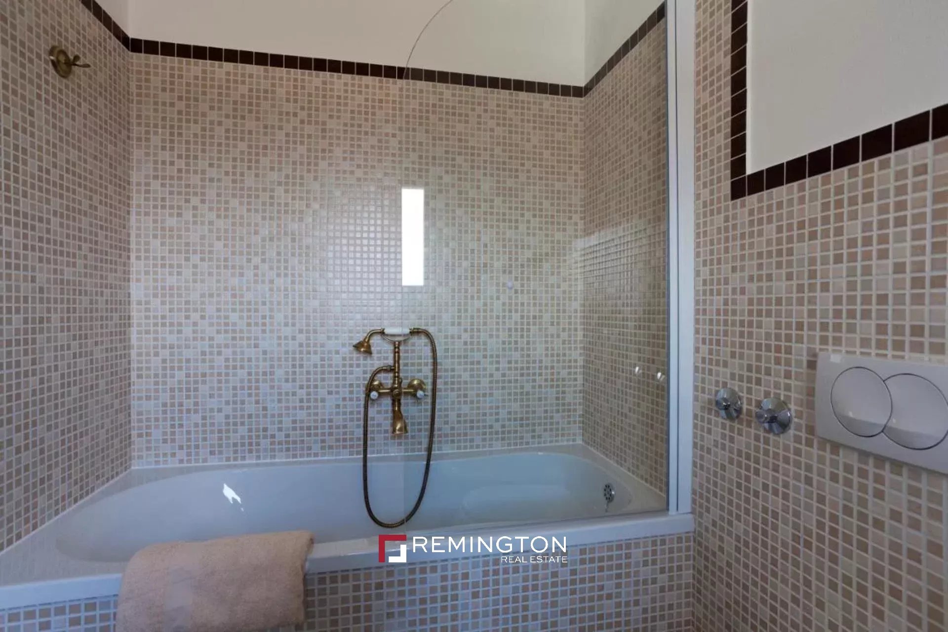 6 Bedroom Villa/Townhouse's Image 7