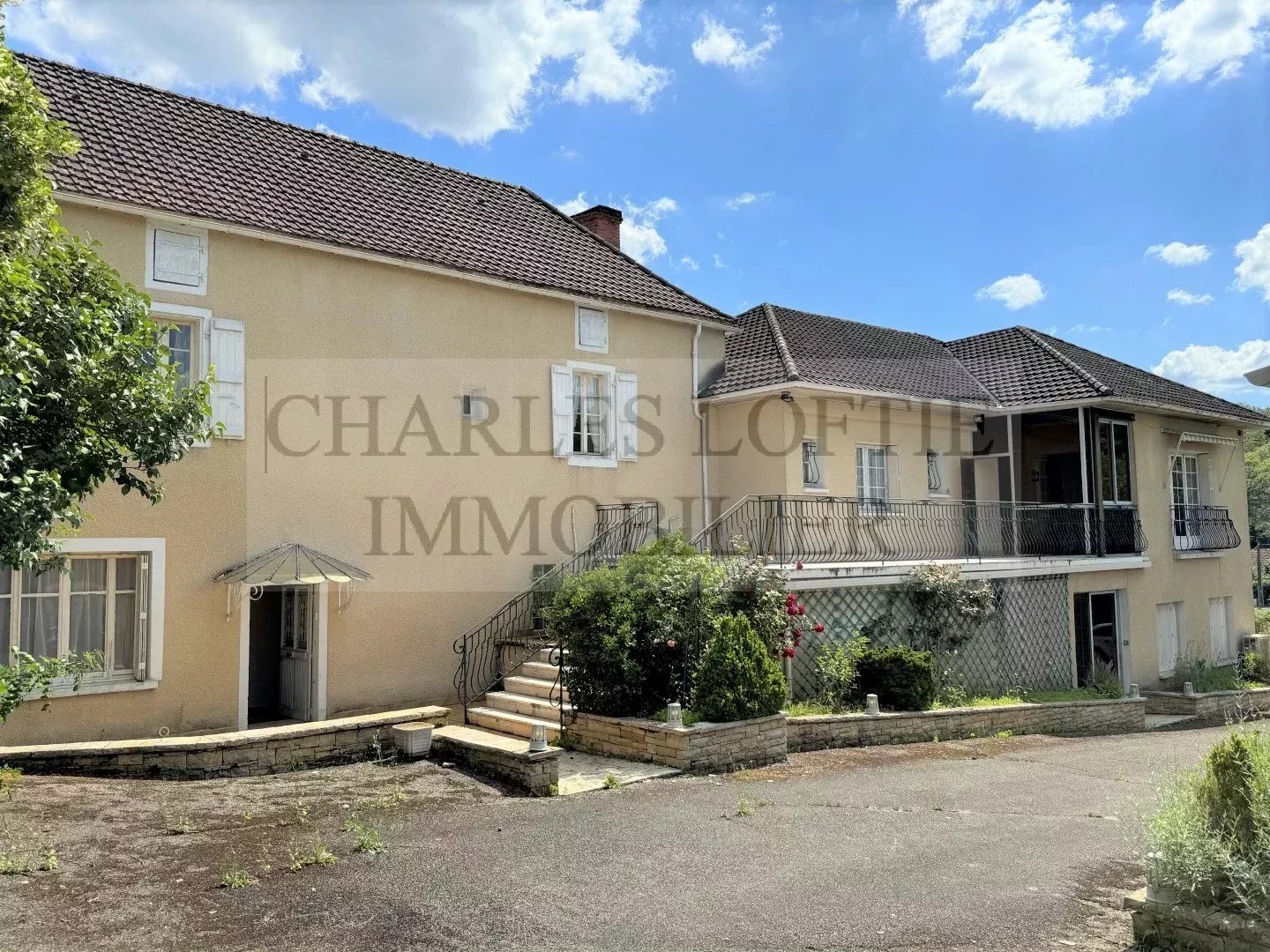 Ensemble immobilier situé à 5 minutes d'un village en Bouriane avec tous commerces