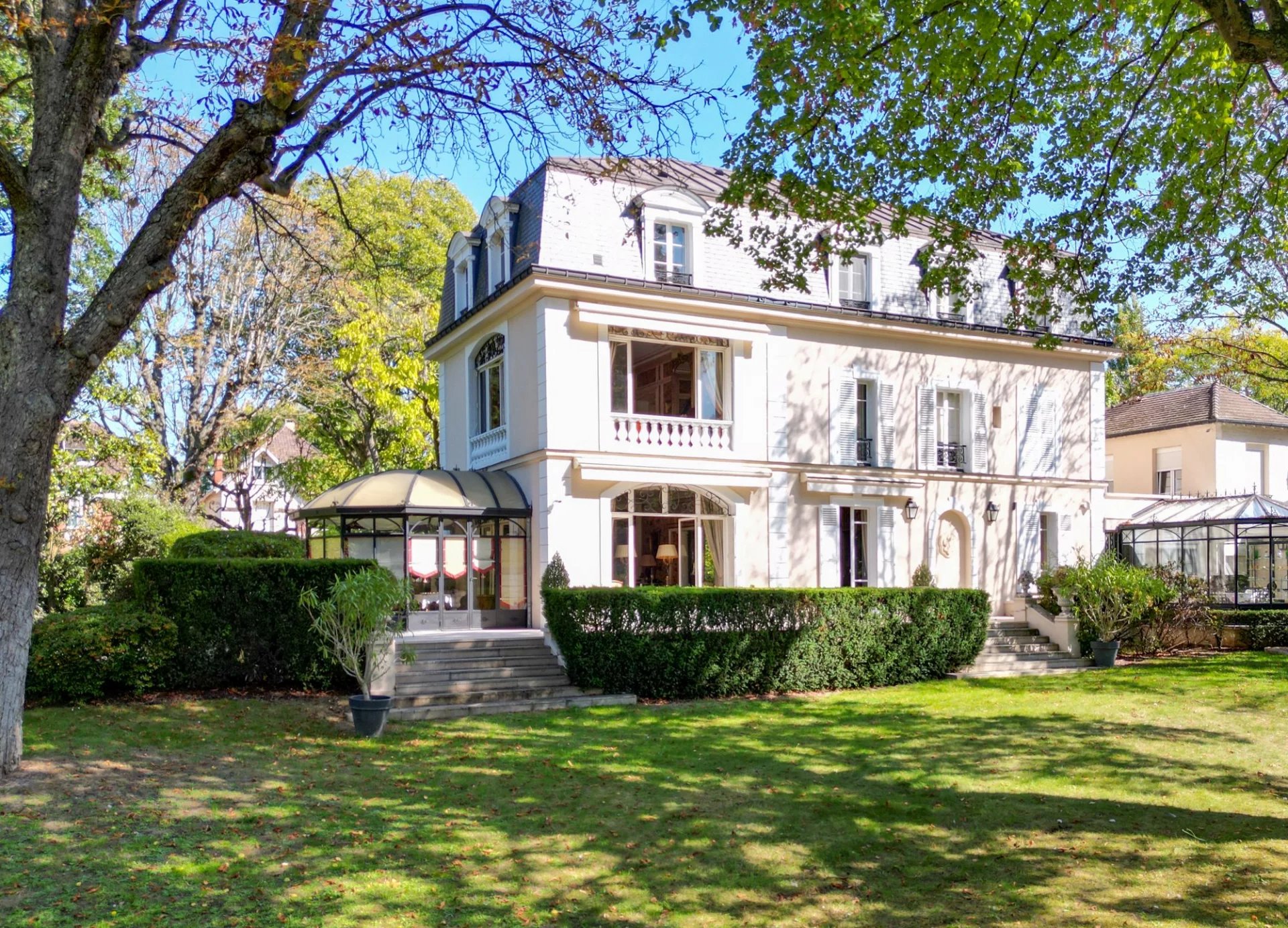CO-EXCLUSIVE - Le Vésinet - Elegant character property set within landscaped grounds