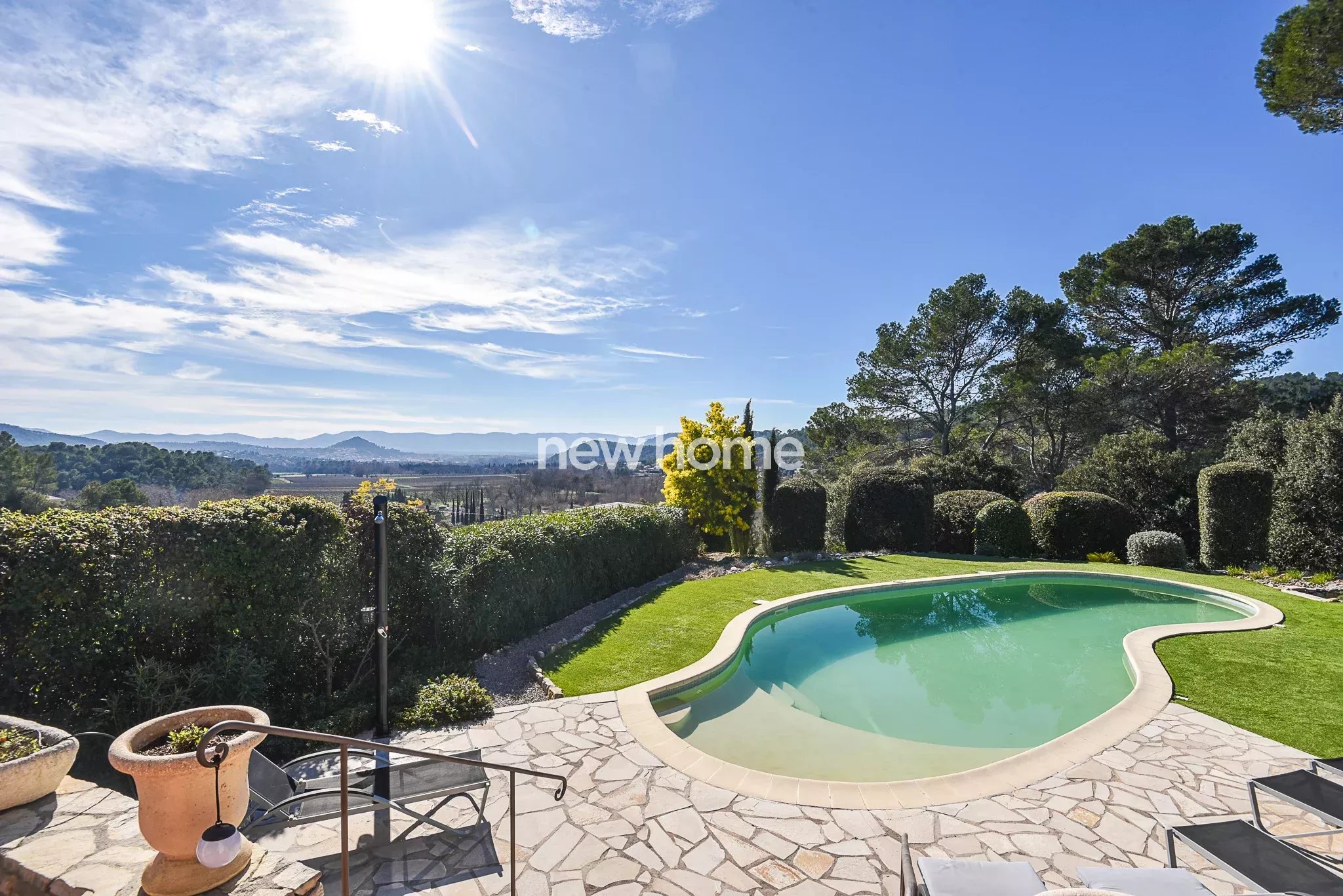 Vue panoramique exceptionnelle et à pied du village