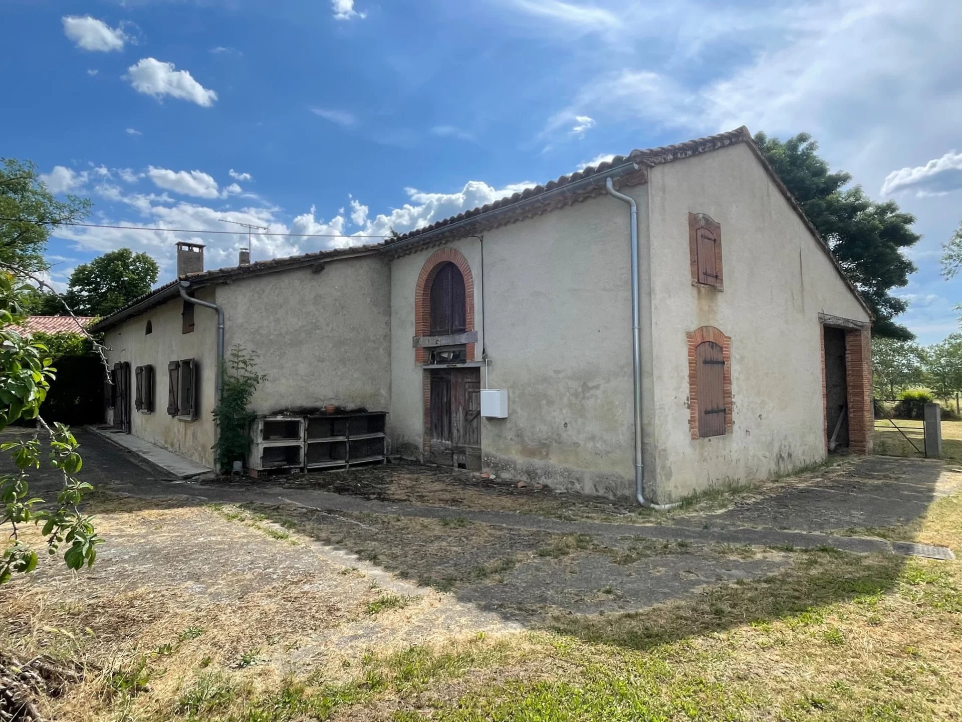 FERME ET DEPENDANCES A RENOVER SUR 4369 M²