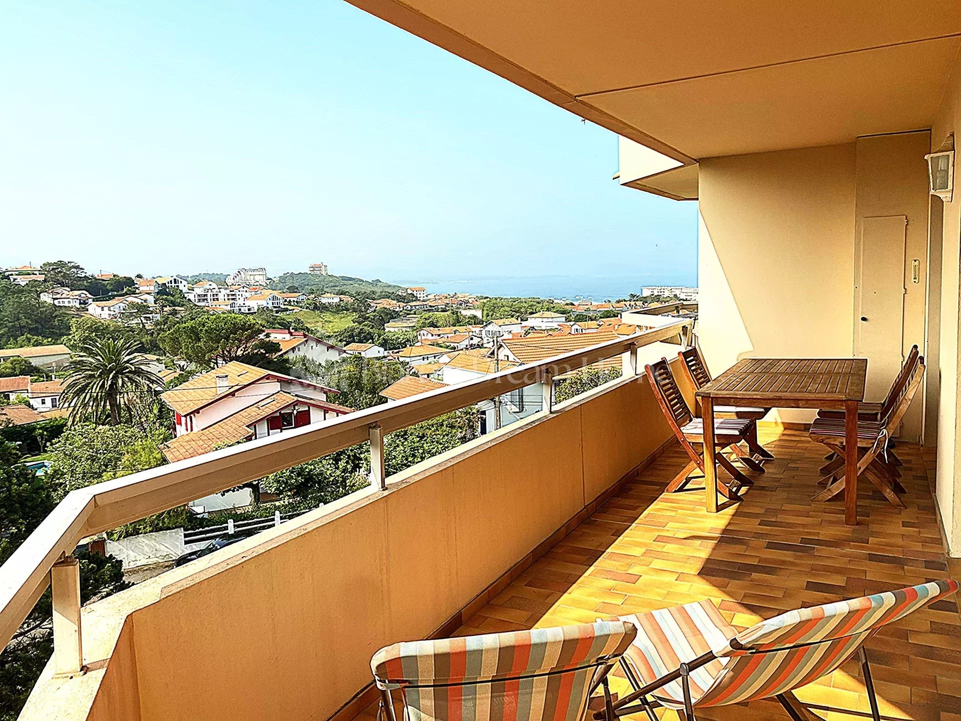 Appartement 4 pieces de 85 m² avec balcons vue montagnes et ocean, cave et garage