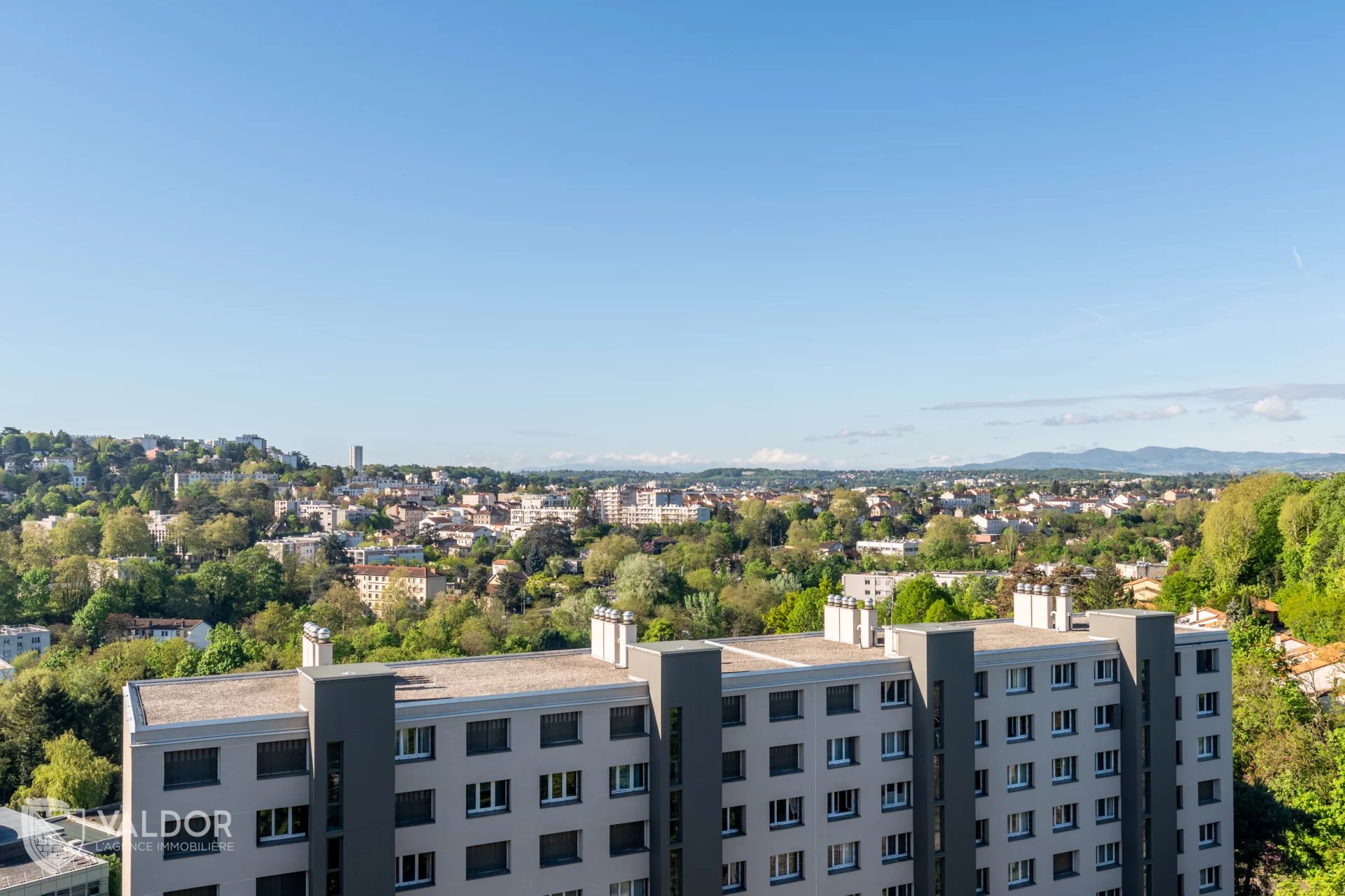 Écully : Dernier étage – Vue panoramique – Fort potentiel