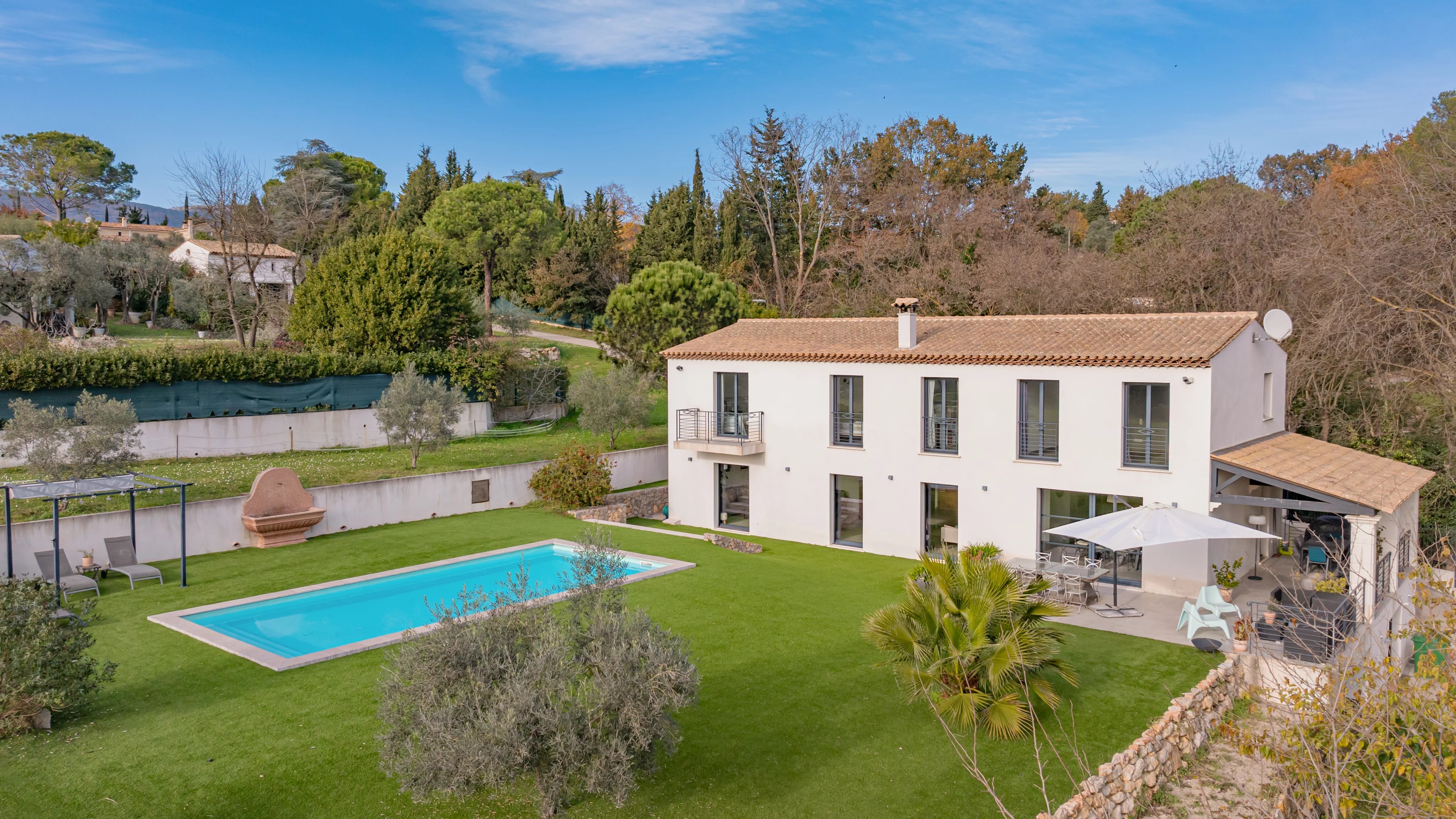 Modern villa with swimming pool in Châteauneuf-Grasse