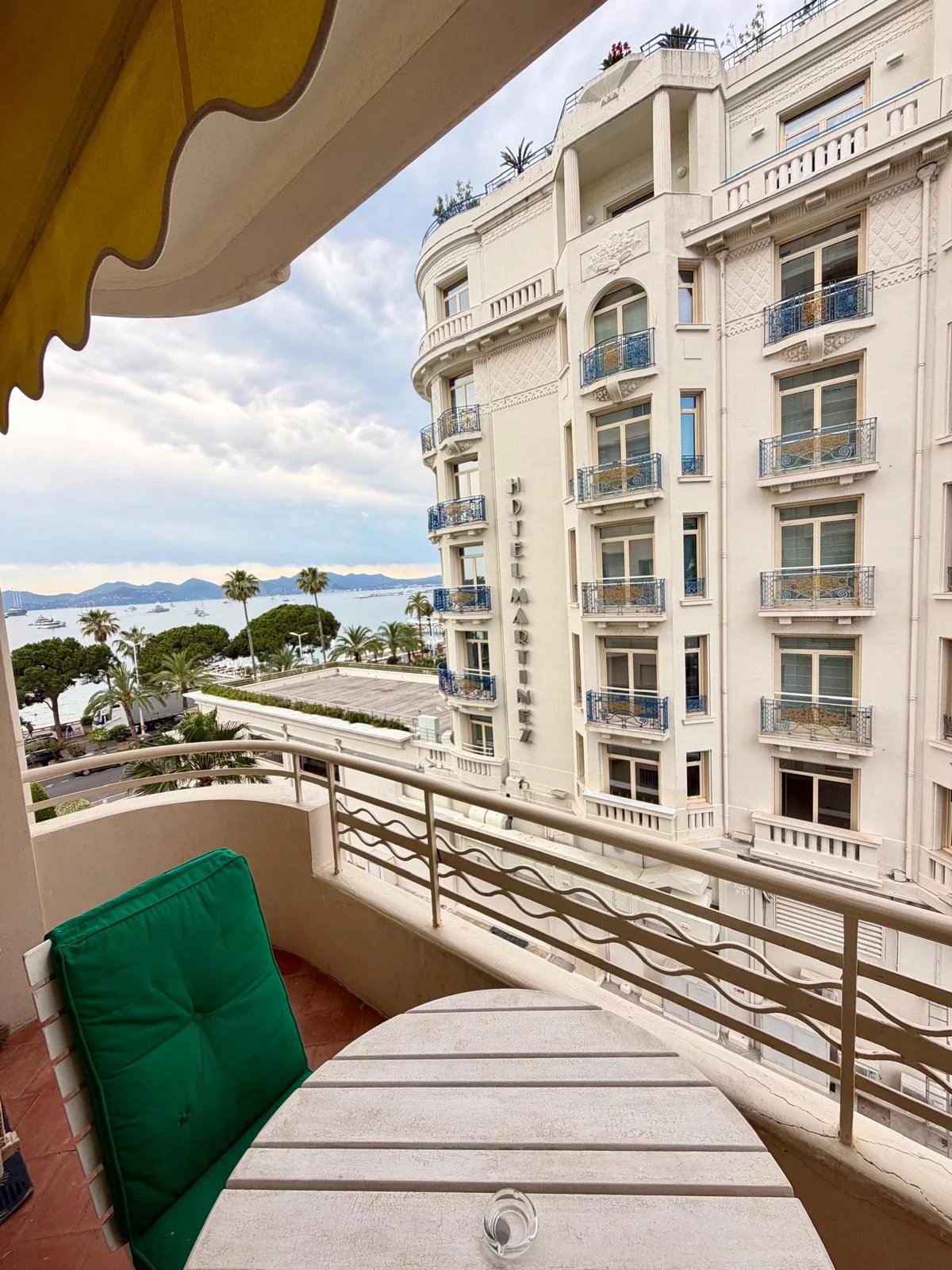 Cannes – Near the Croisette – Exceptional studio apartment with a balcony, partial ocean view, and garage