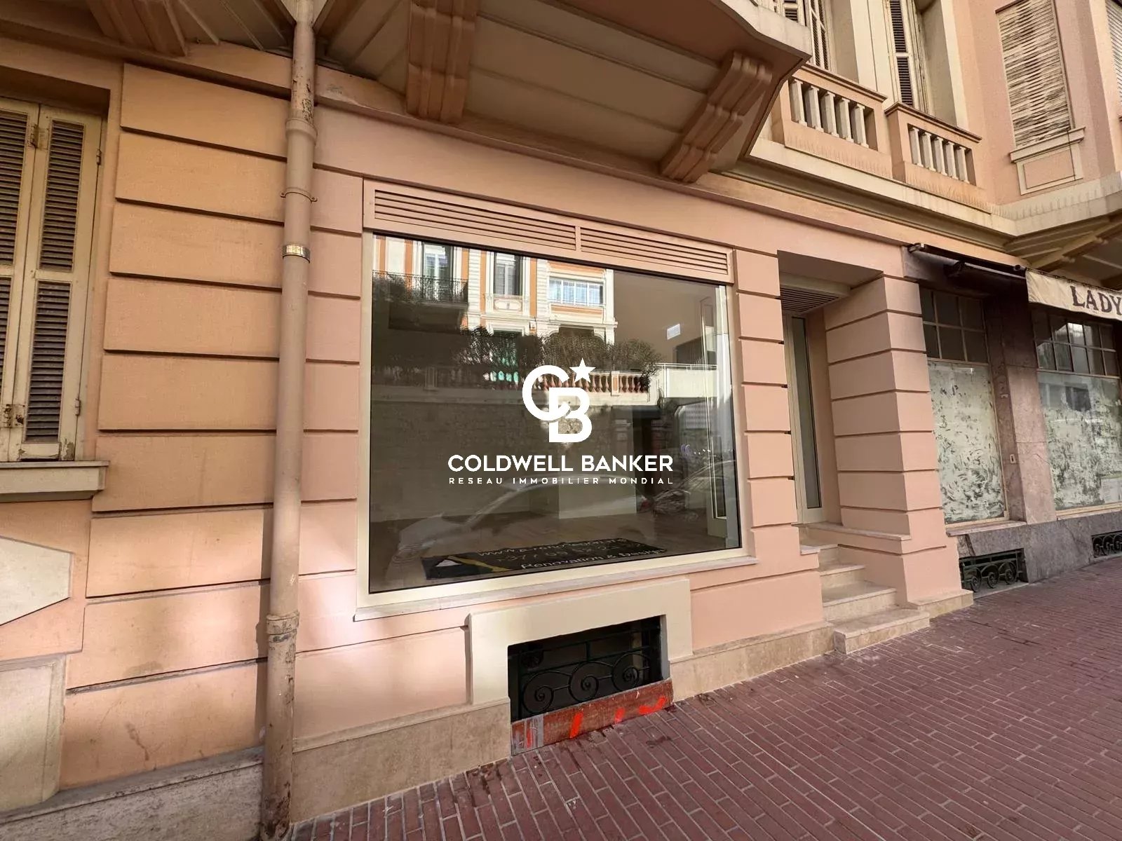 Bd d'ITALIE / LOCAL AVEC VITRINE / BAIL PRECAIRE