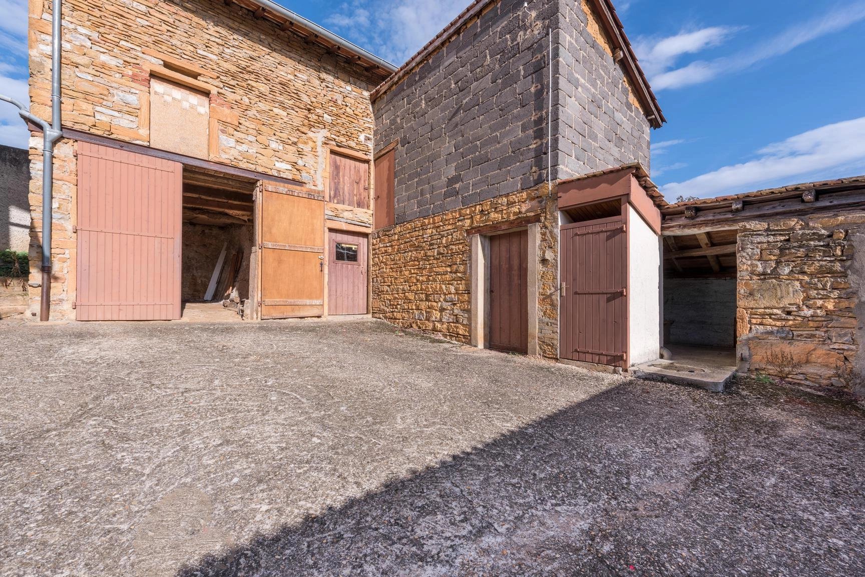Maison à rénover au calme à Morancé (69)
