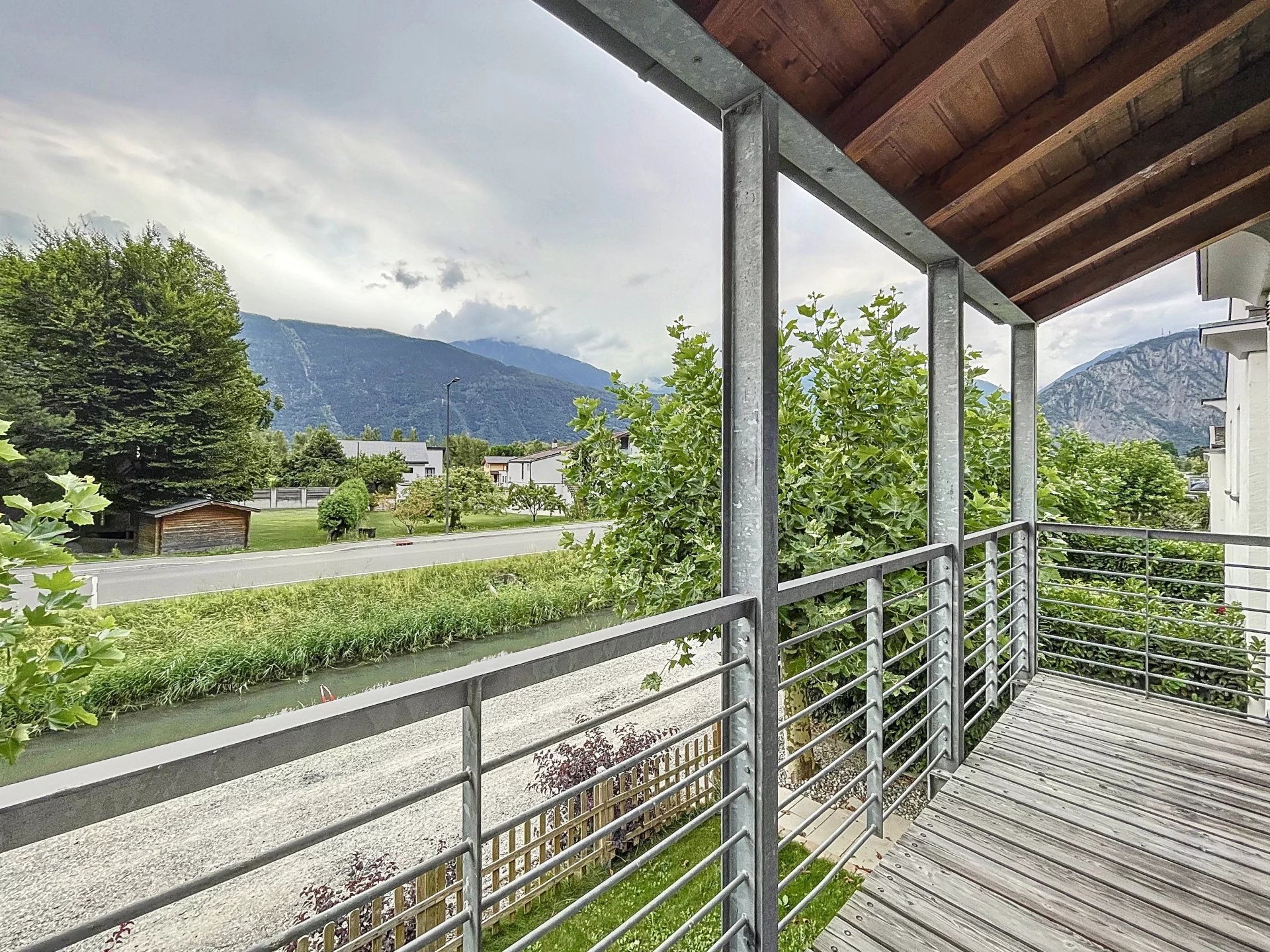 Charmante villa contiguë avec grand jardin