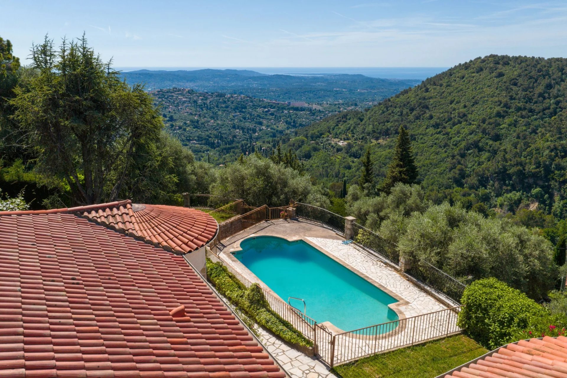 A charming Provençal villa in a commanding position