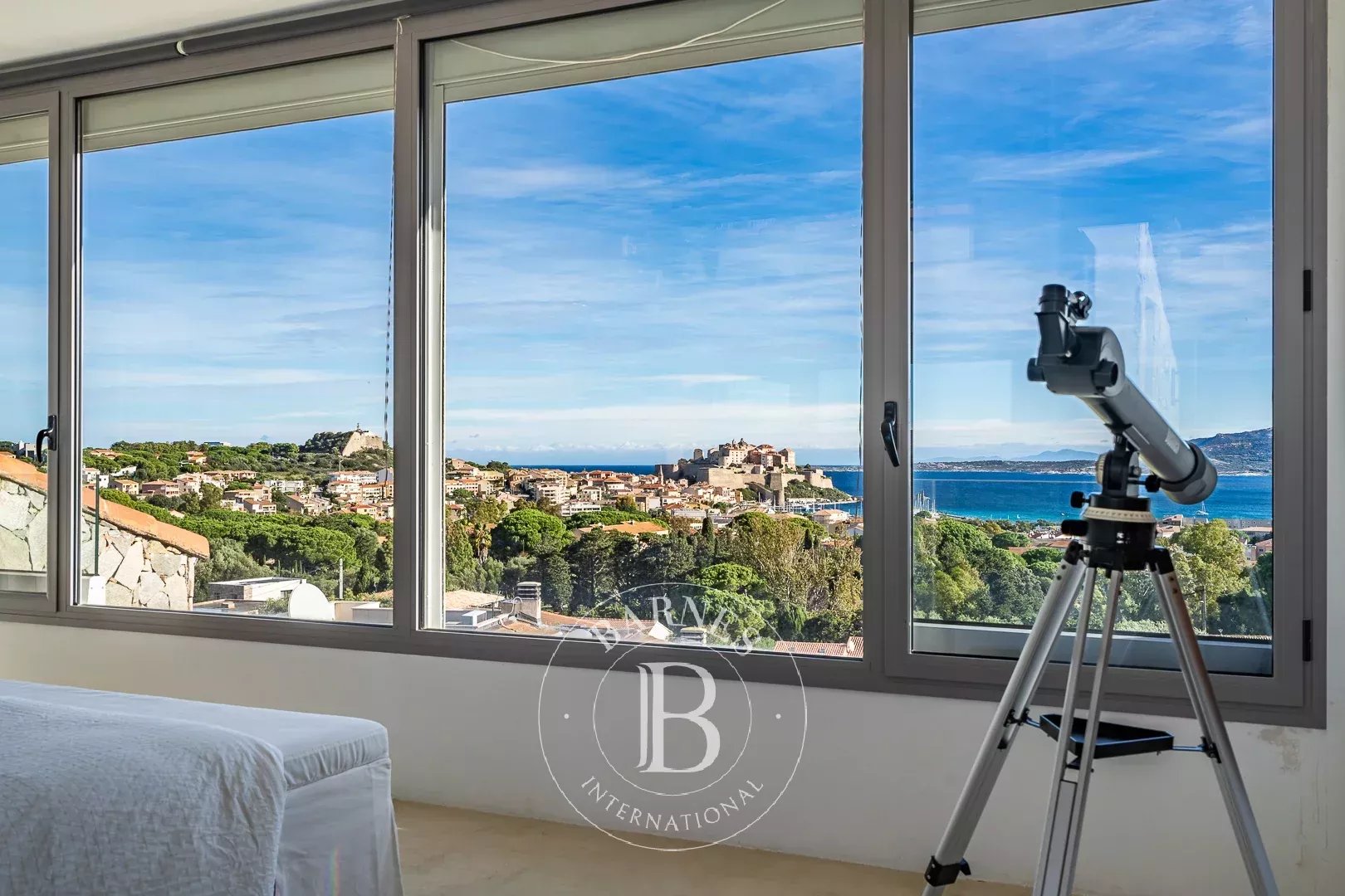 Exclusivité, Calvi, villa 6 chambres, piscine, vue mer, centre-ville et plage à pied